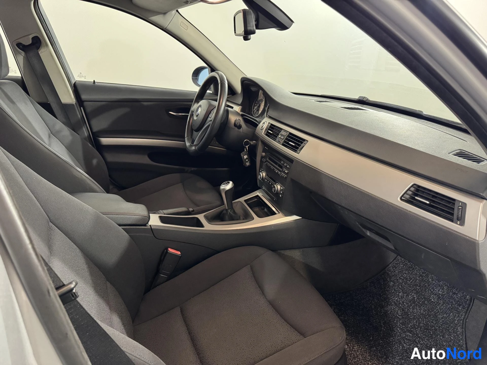 Harmaa BMW 318i 2007, ohjaamo, kuva 12
