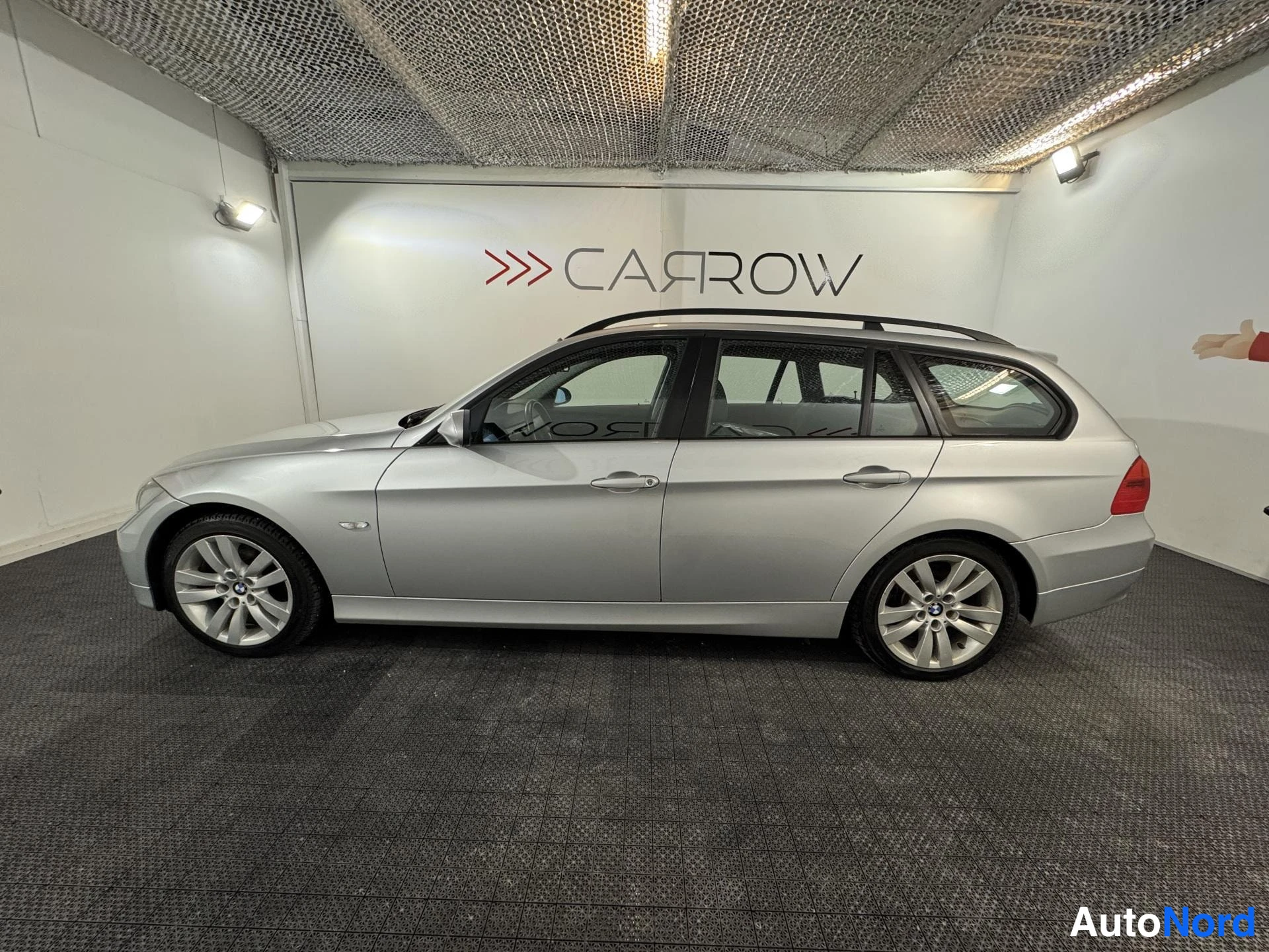 Harmaa BMW 318i 2007, sivulta, kuva 4