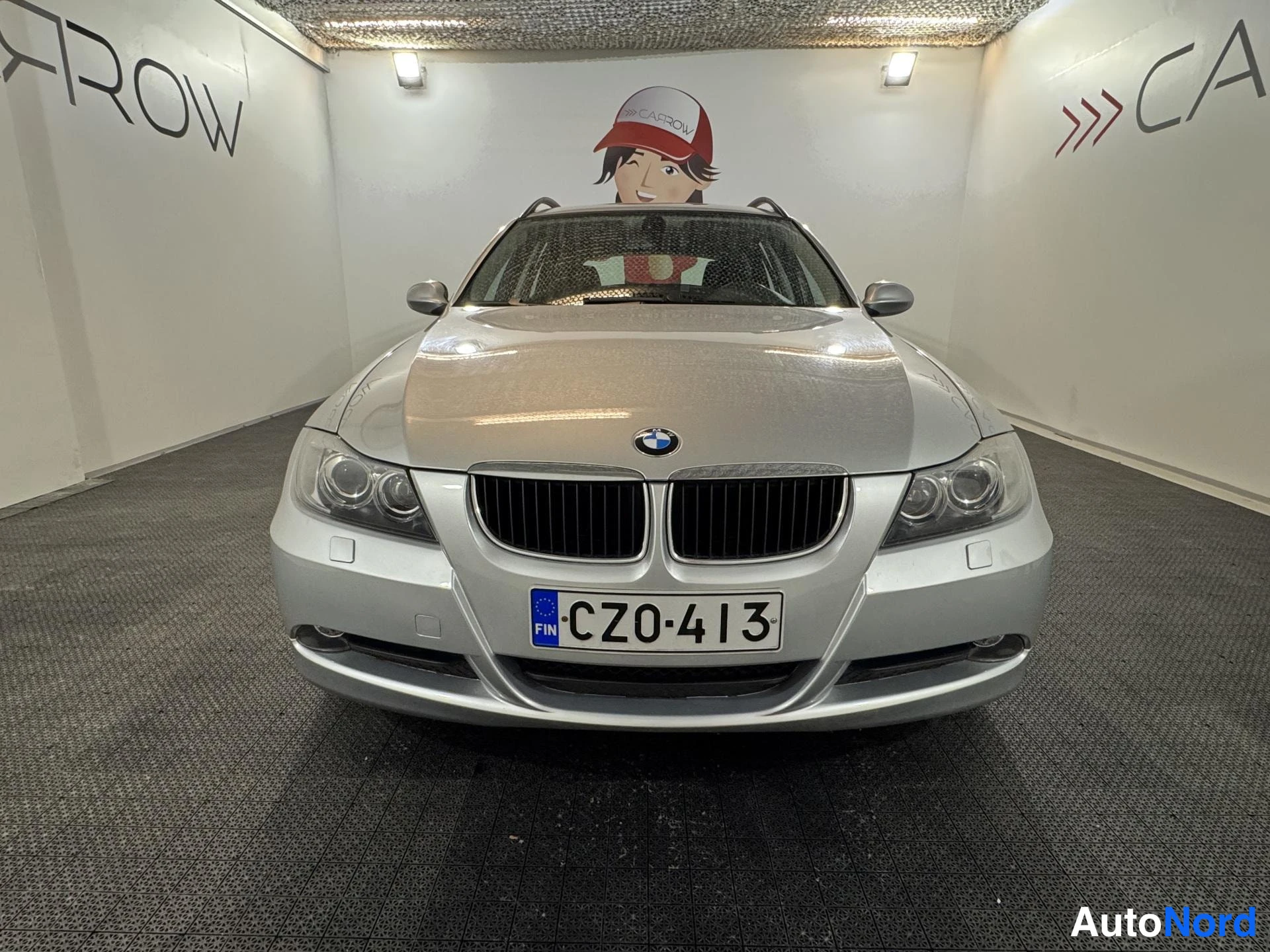 Harmaa BMW 318i 2007, edestä, kuva 3