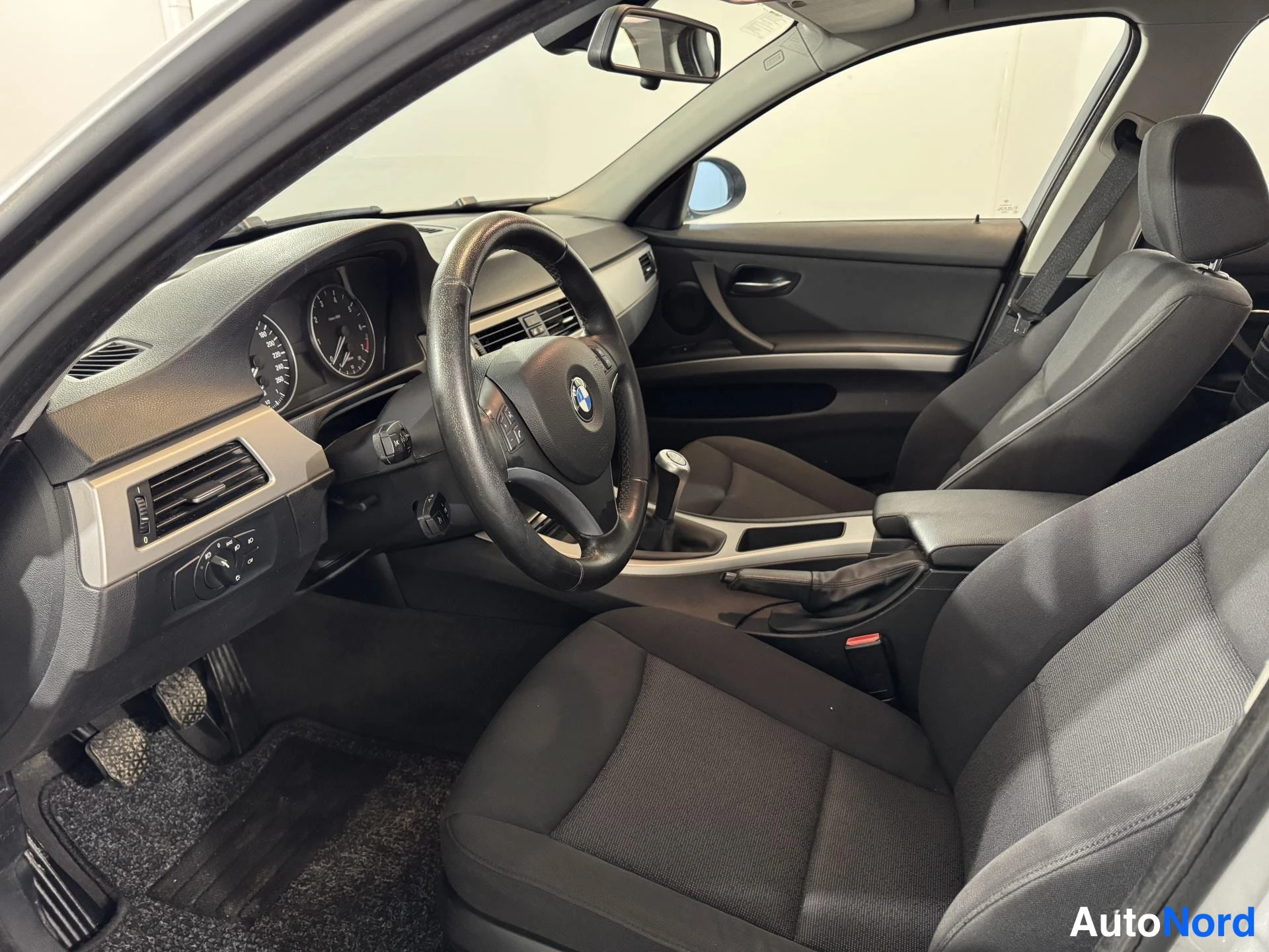 Harmaa BMW 318i 2007, ohjaamo, kuva 9