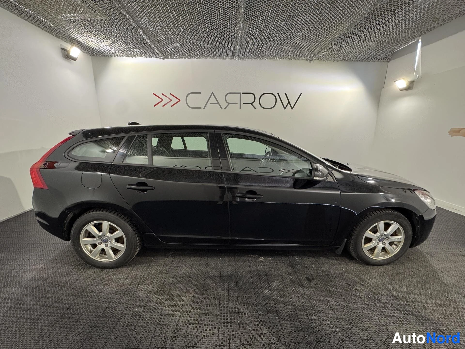 Musta Volvo V60 2012, sivulta, kuva 4