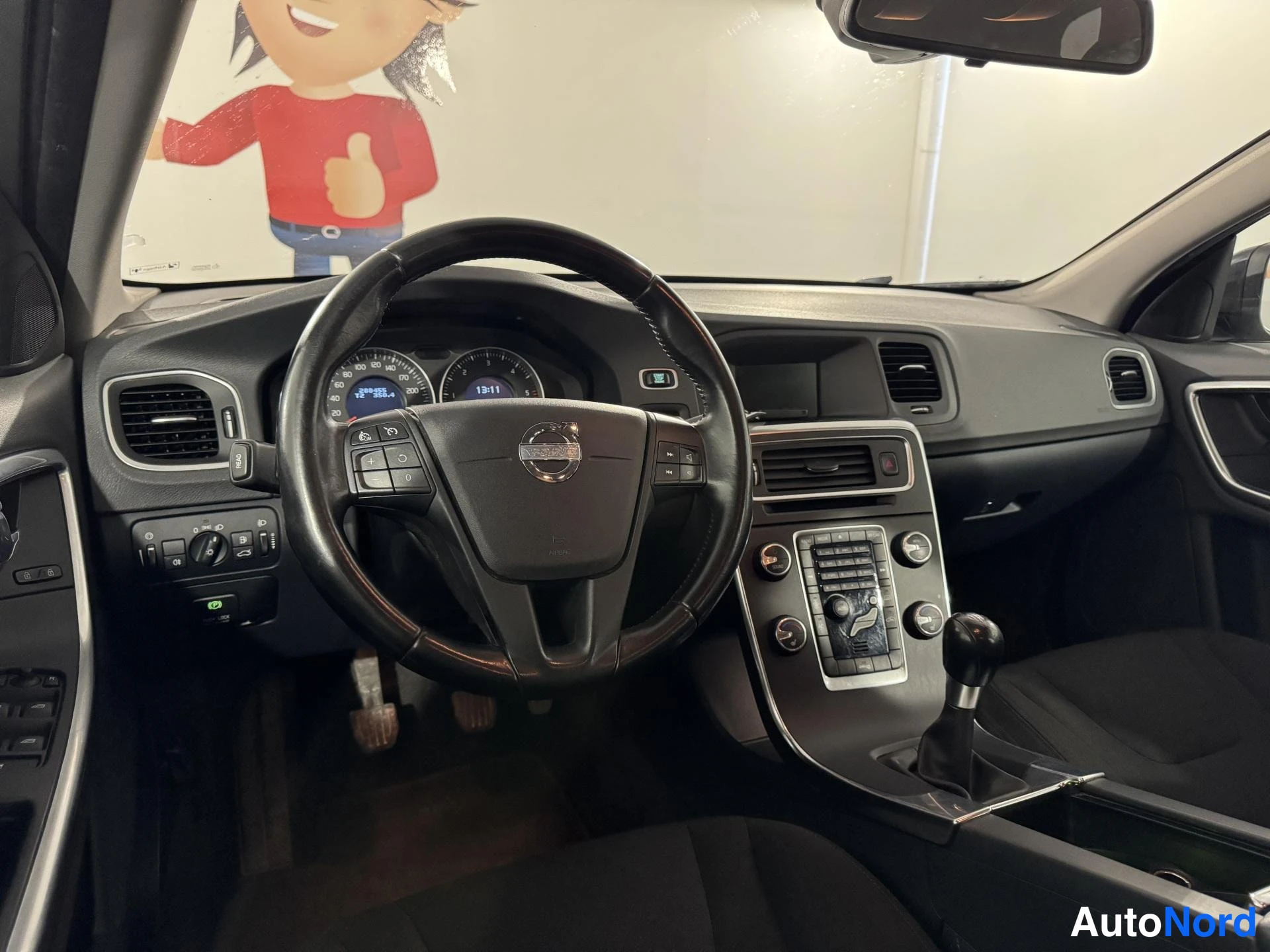 Musta Volvo V60 2012, ohjaamo, kuva 11