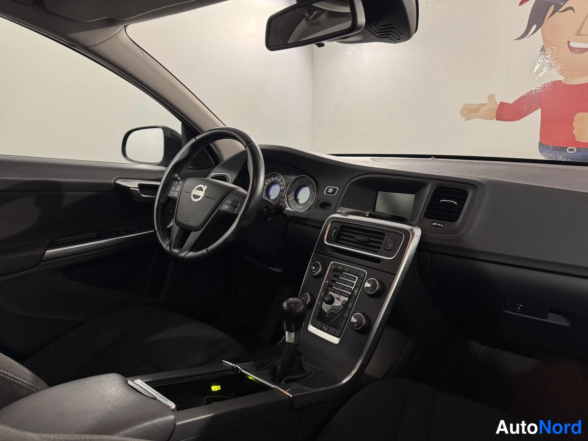 Musta Volvo V60 2012, ohjaamo, kuva 12