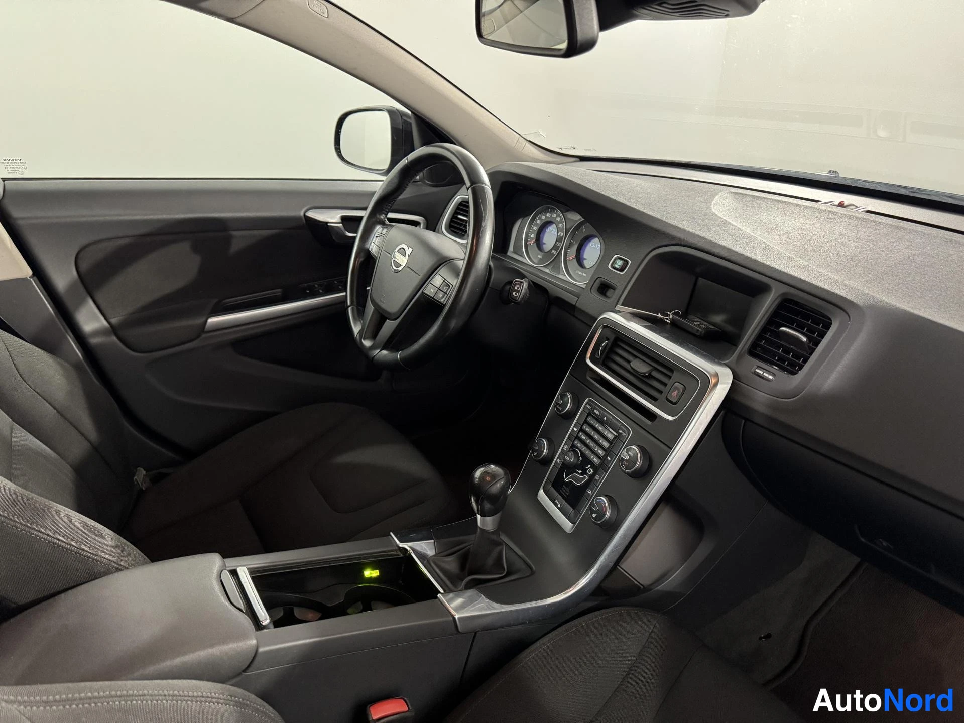 Musta Volvo V60 2012, ohjaamo, kuva 13