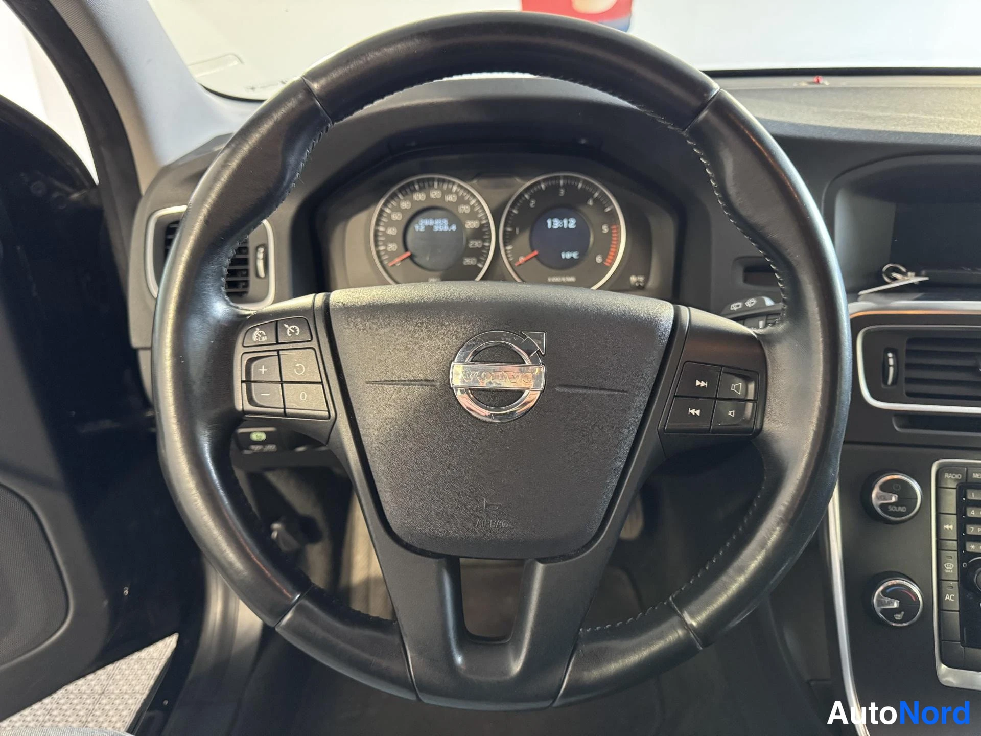 Musta Volvo V60 2012, yksityiskohta, kuva 15