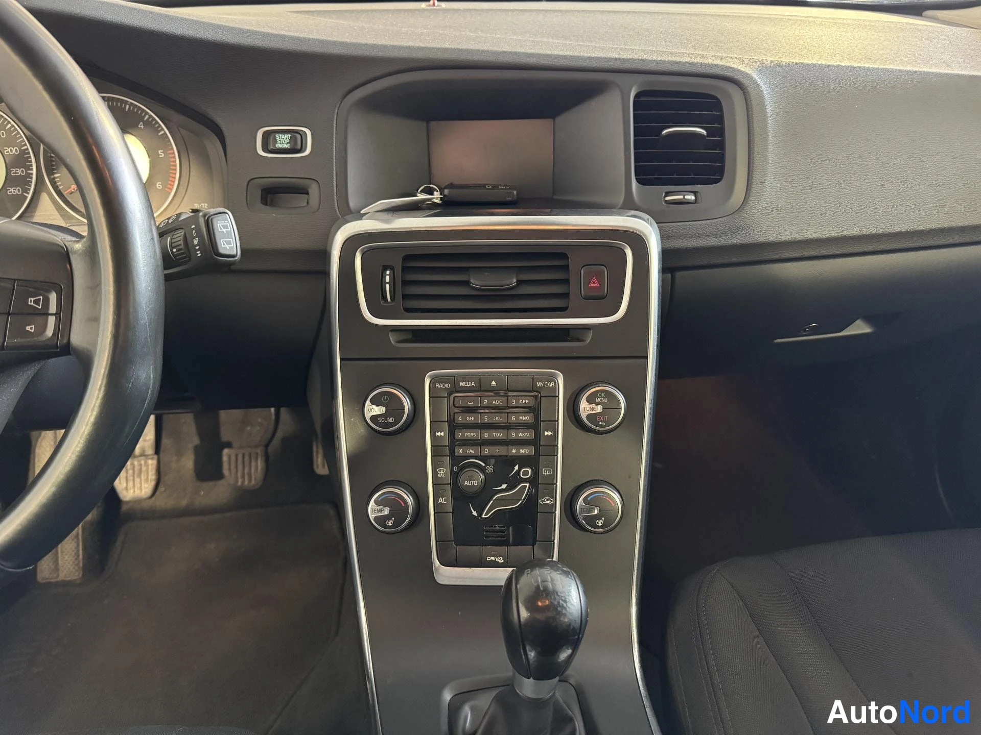 Musta Volvo V60 2012, yksityiskohta, kuva 16