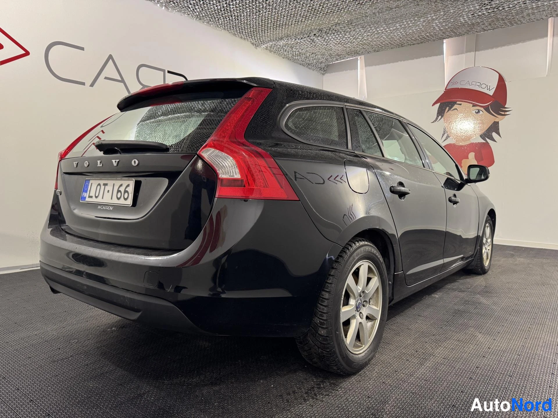 Musta Volvo V60 2012, takaviisto, kuva 6