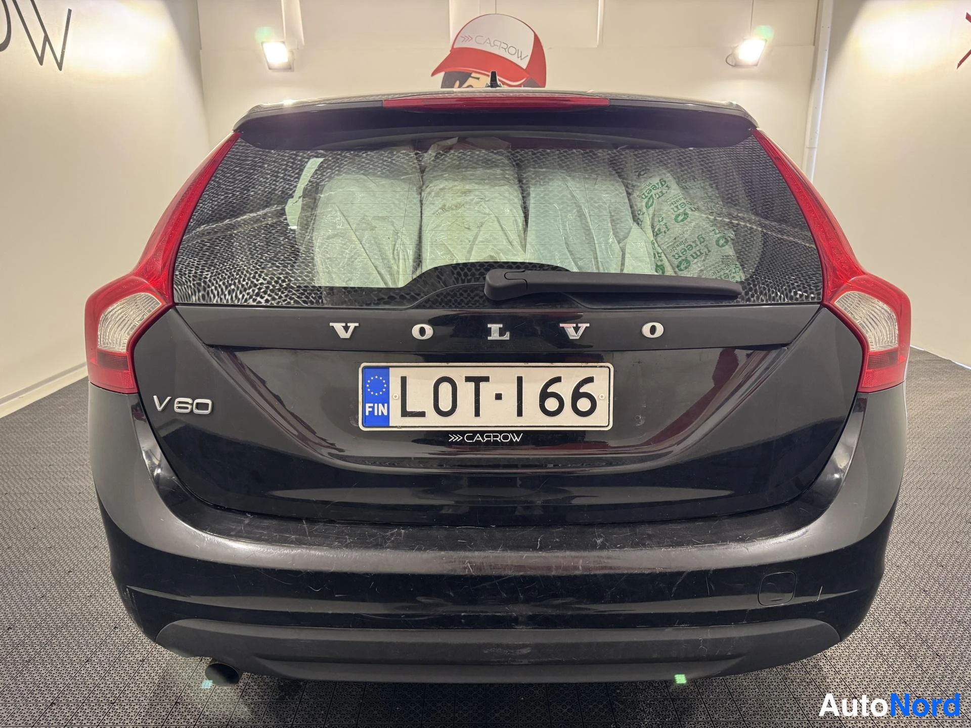 Musta Volvo V60 2012, takaa, kuva 8