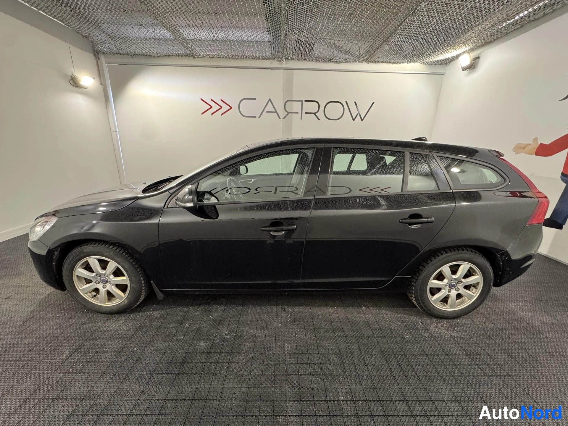 Musta Volvo V60 2012, sivulta, kuva 5