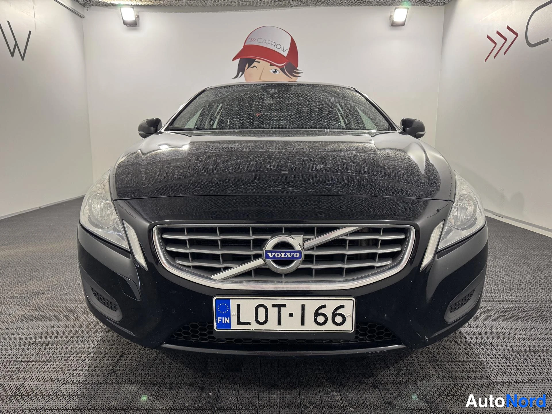 Musta Volvo V60 2012, edestä, kuva 3