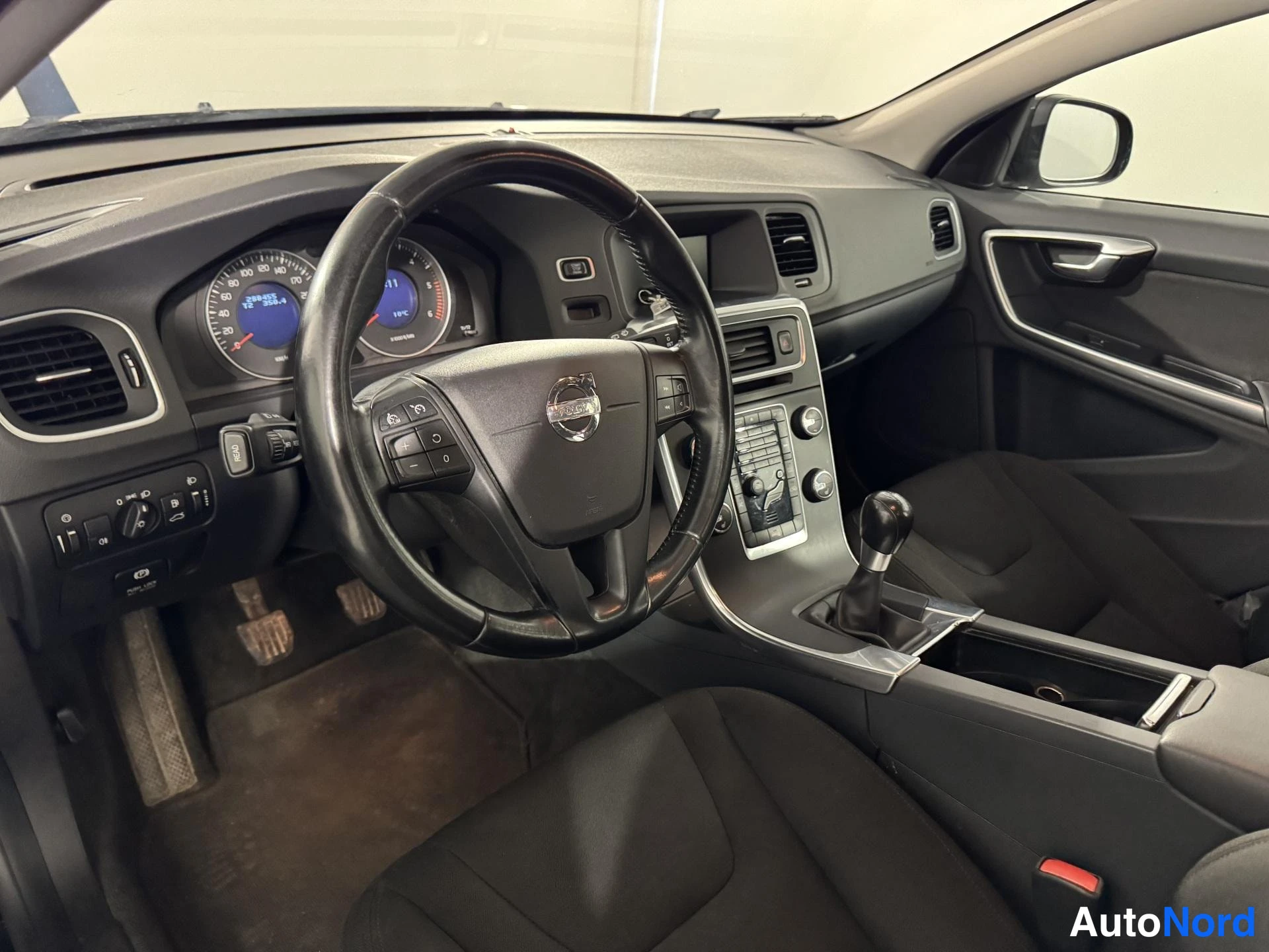 Musta Volvo V60 2012, ohjaamo, kuva 9