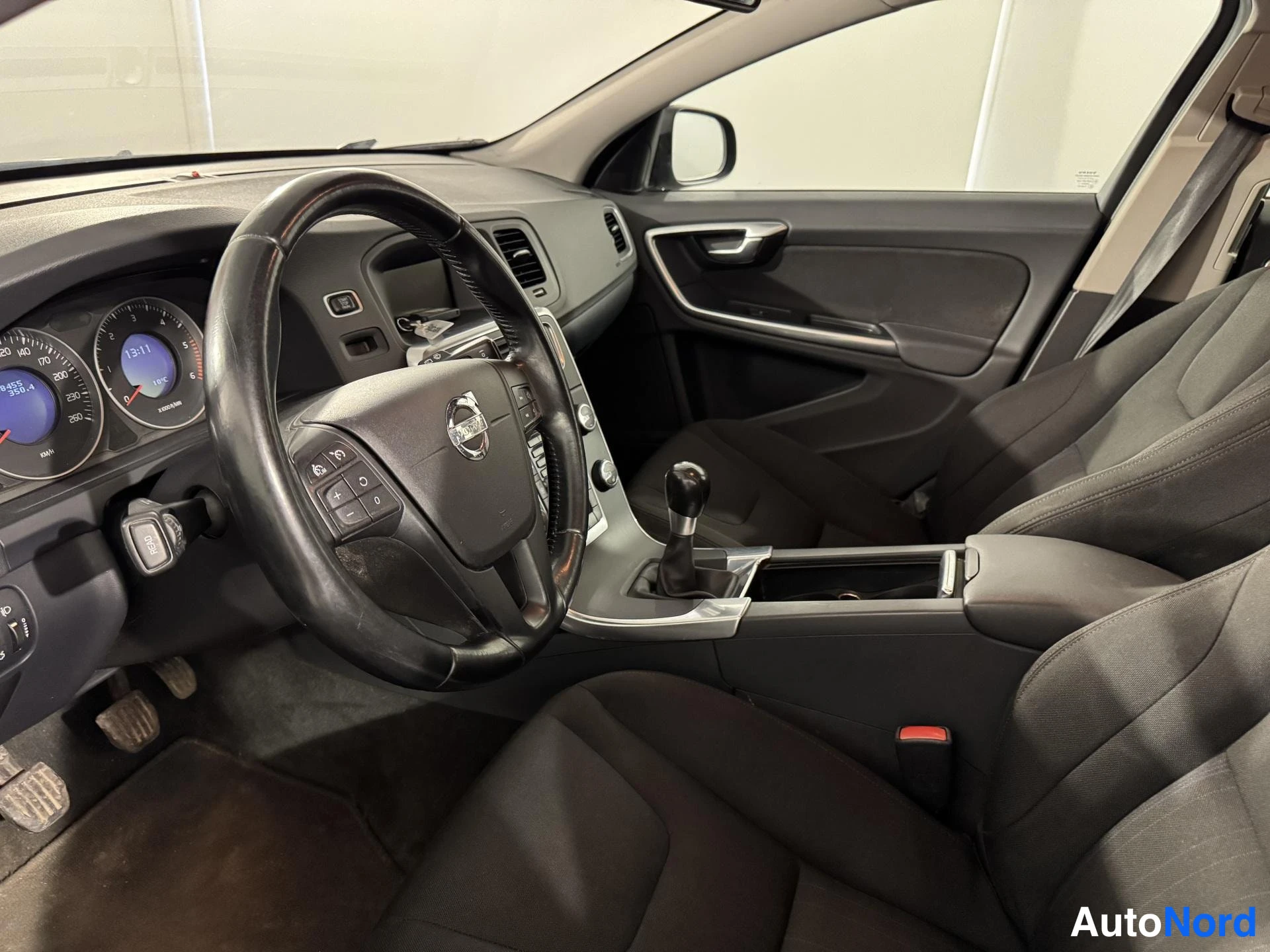 Musta Volvo V60 2012, ohjaamo, kuva 10
