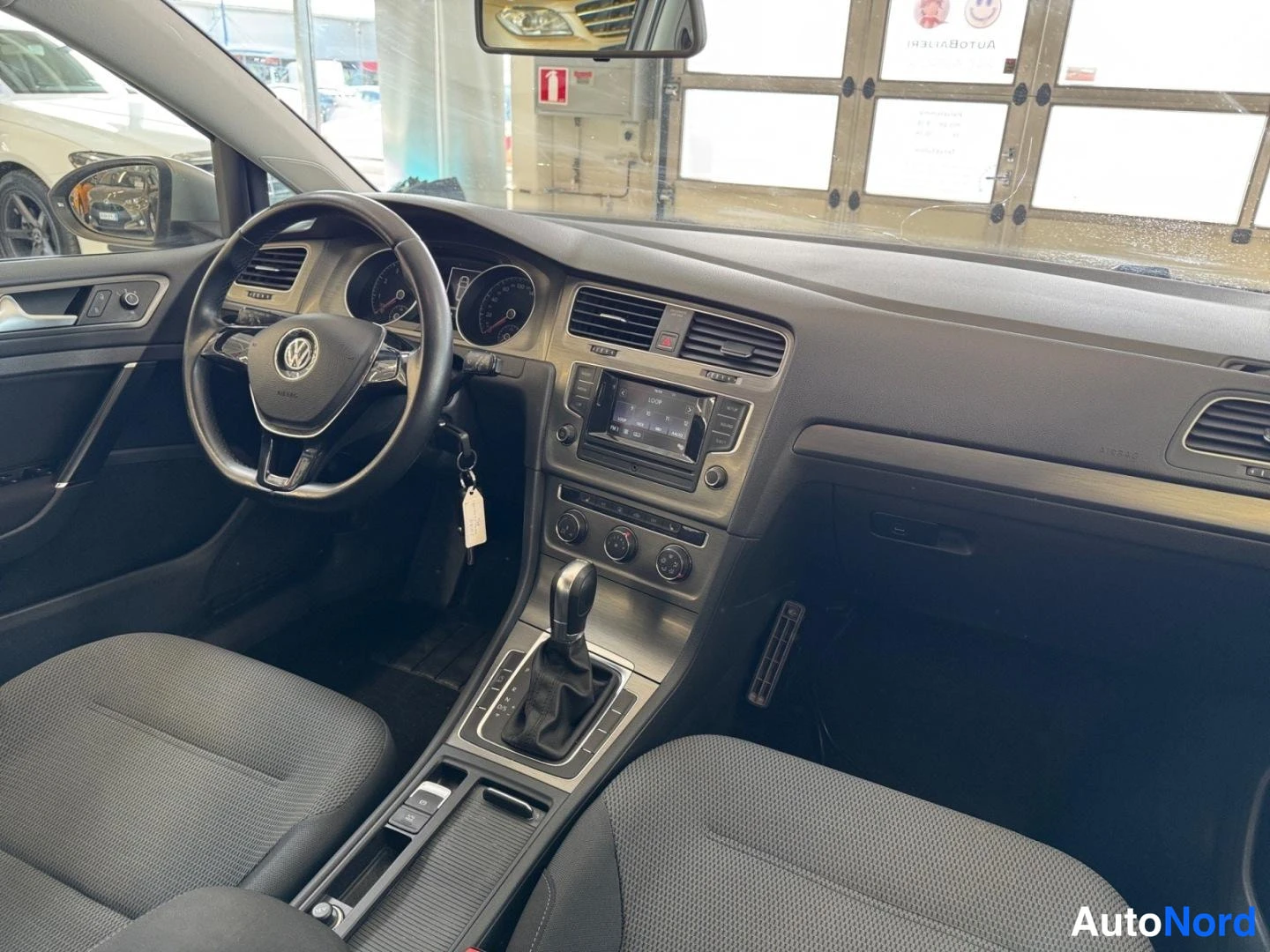 Harmaa Volkswagen Golf 2013, ohjaamo, kuva 11