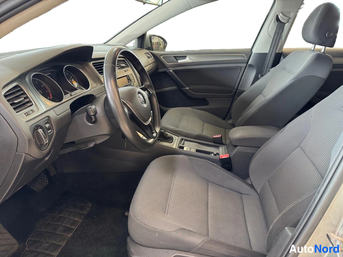 Harmaa Volkswagen Golf 2013, ohjaamo, kuva 9