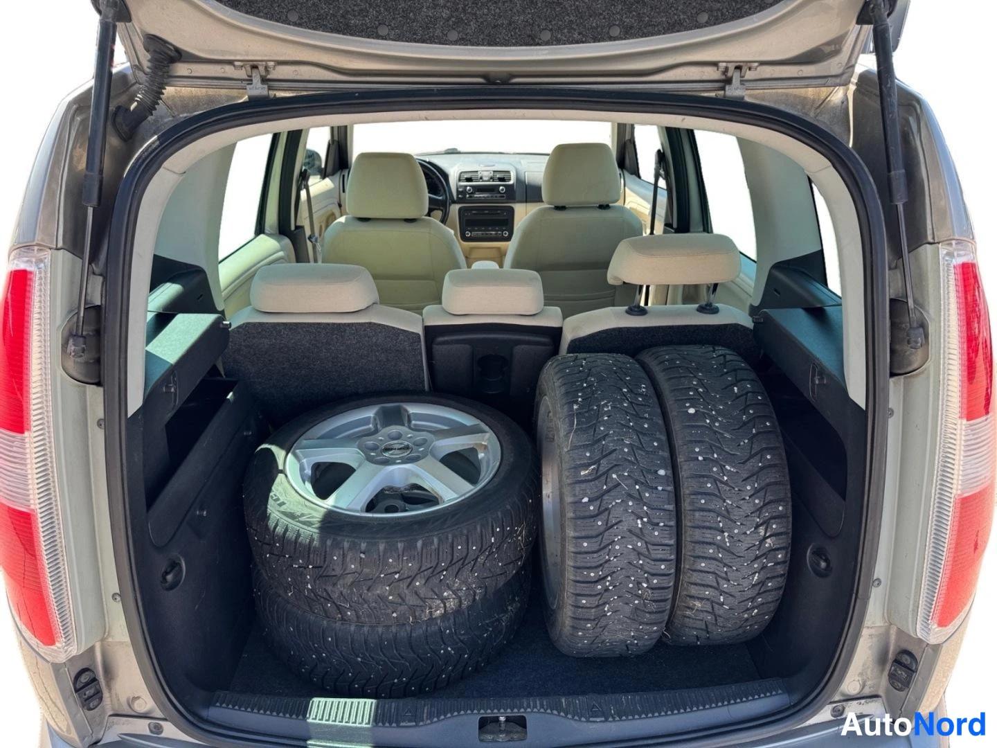 Harmaa Skoda Roomster 2011, tavaratila, kuva 15