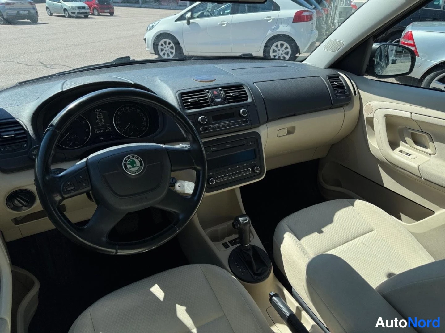 Harmaa Skoda Roomster 2011, ohjaamo, kuva 9