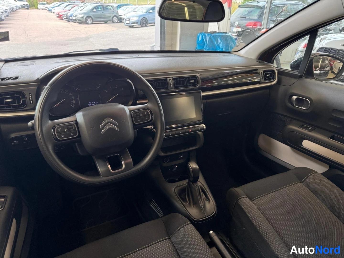 Punainen Citroen C3 2019, ohjaamo, kuva 9