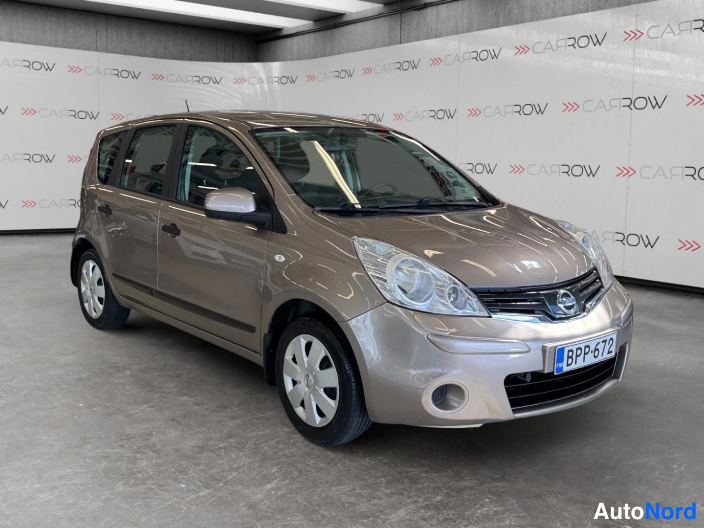Ruskea Nissan Note 2012, etuviisto, keula oikealle, kuva 2