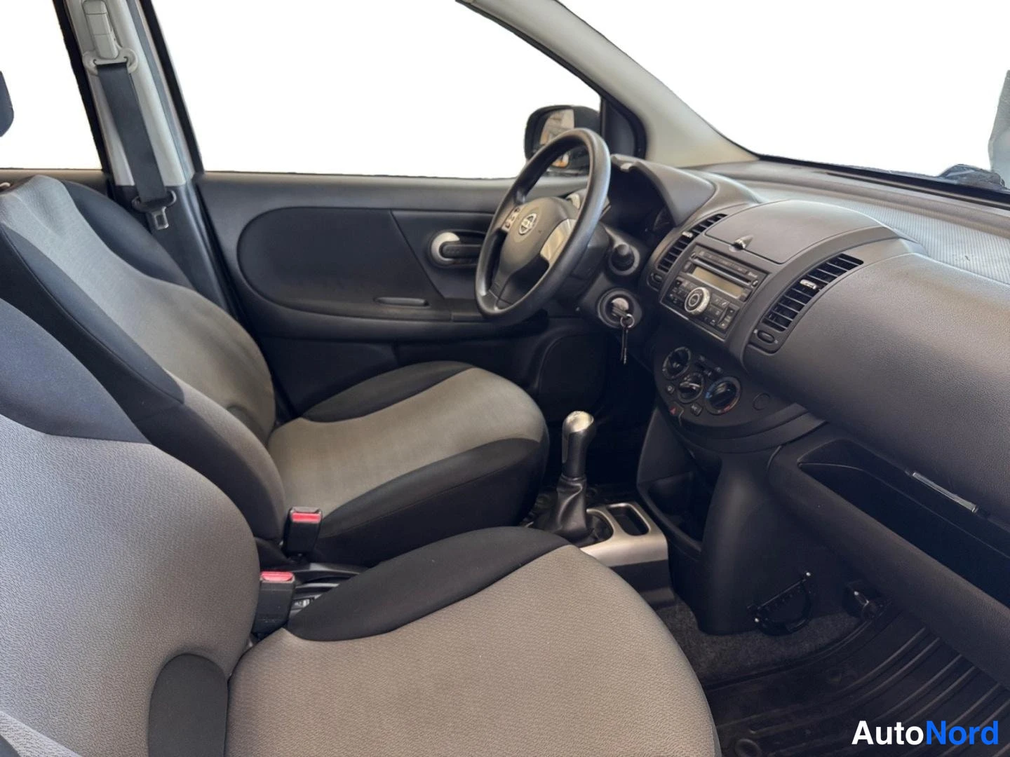Ruskea Nissan Note 2012, ohjaamo, kuva 11