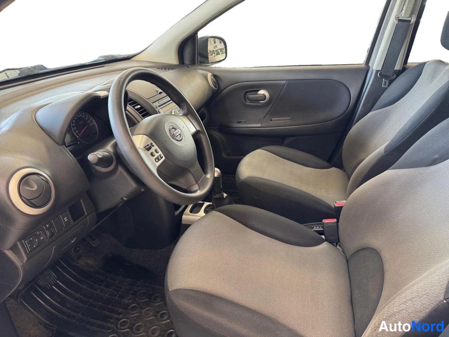 Ruskea Nissan Note 2012, ohjaamo, kuva 9