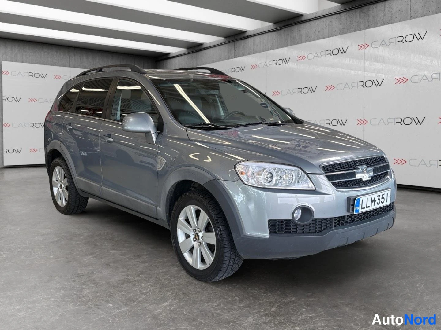 Harmaa Chevrolet Captiva 2010, etuviisto, keula oikealle, kuva 3
