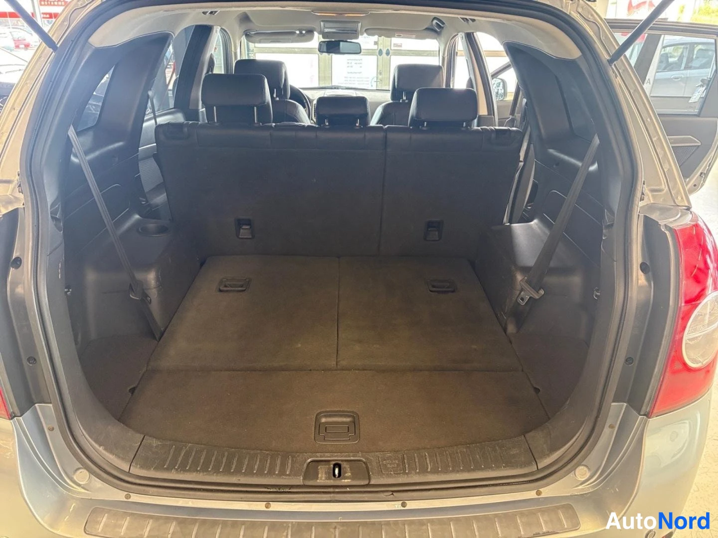 Harmaa Chevrolet Captiva 2010, tavaratila, kuva 17