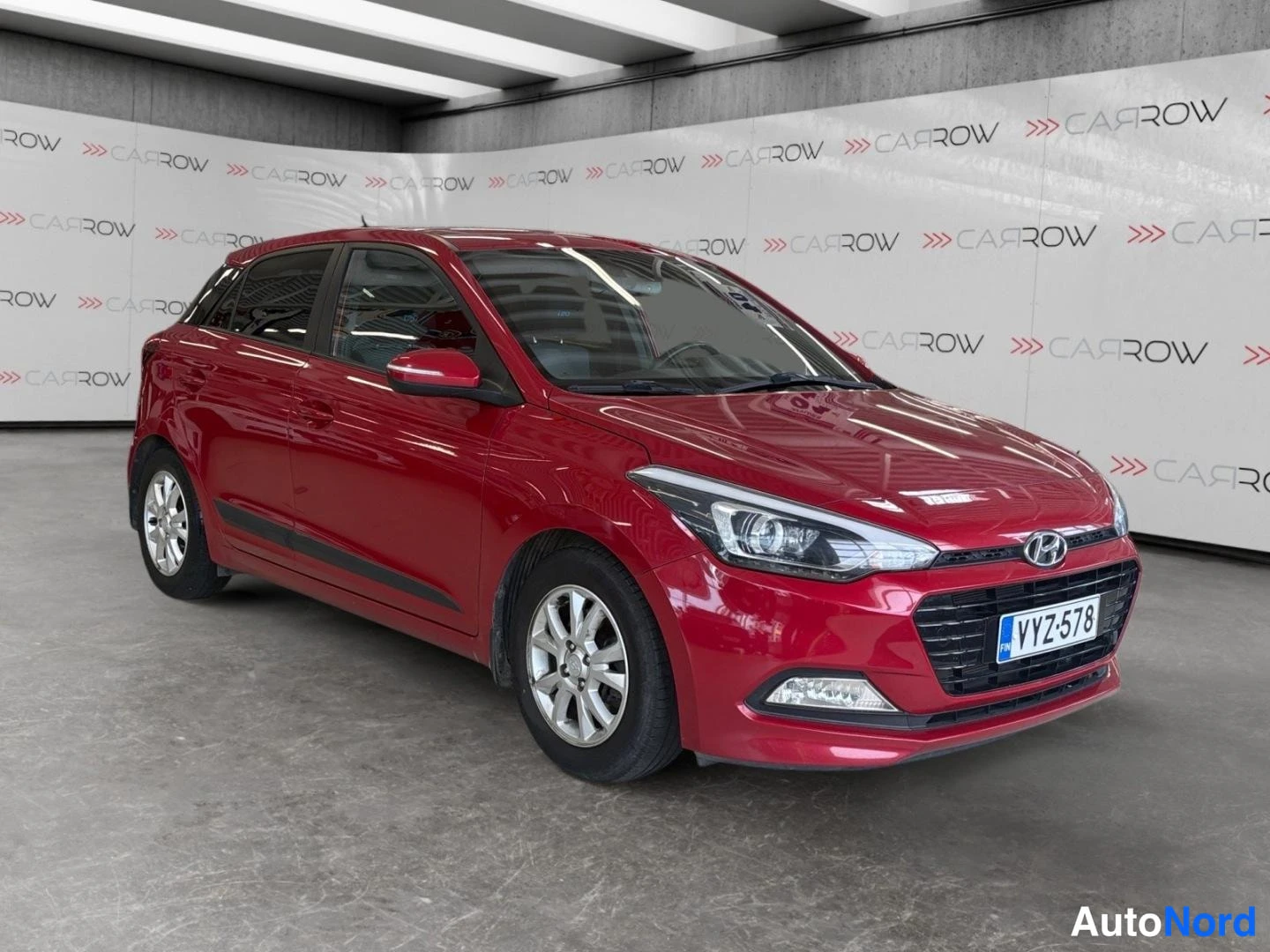 Punainen Hyundai i20 2016, etuviisto, keula oikealle, kuva 2