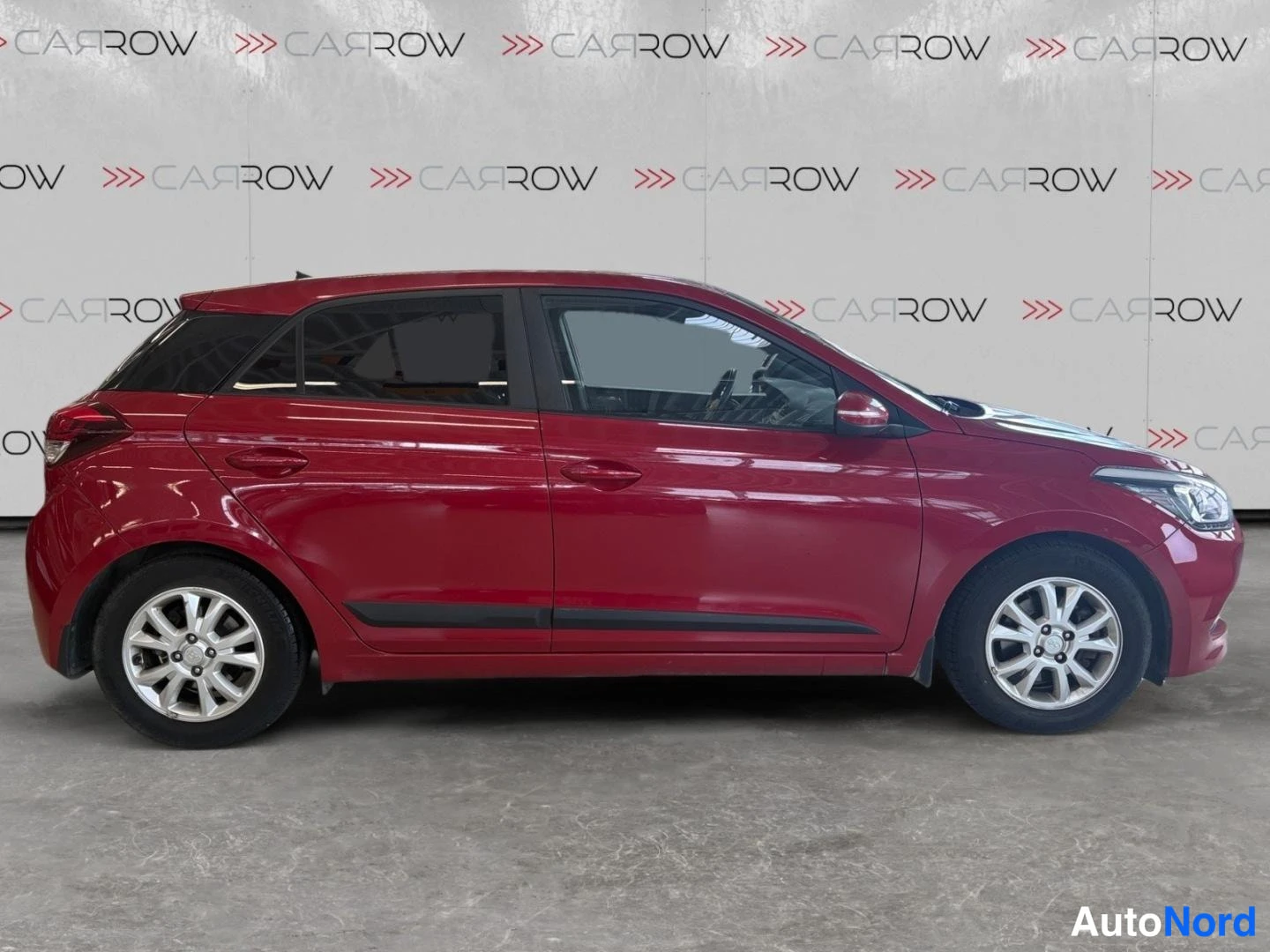 Punainen Hyundai i20 2016, sivulta, kuva 4