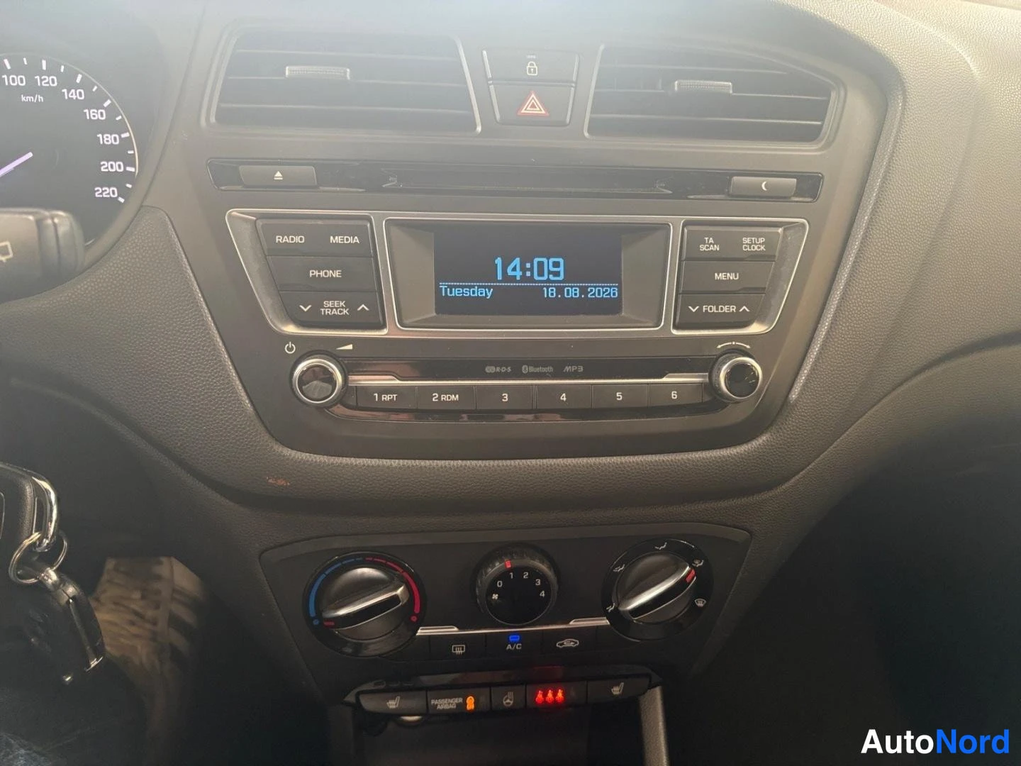 Punainen Hyundai i20 2016, yksityiskohta, kuva 11