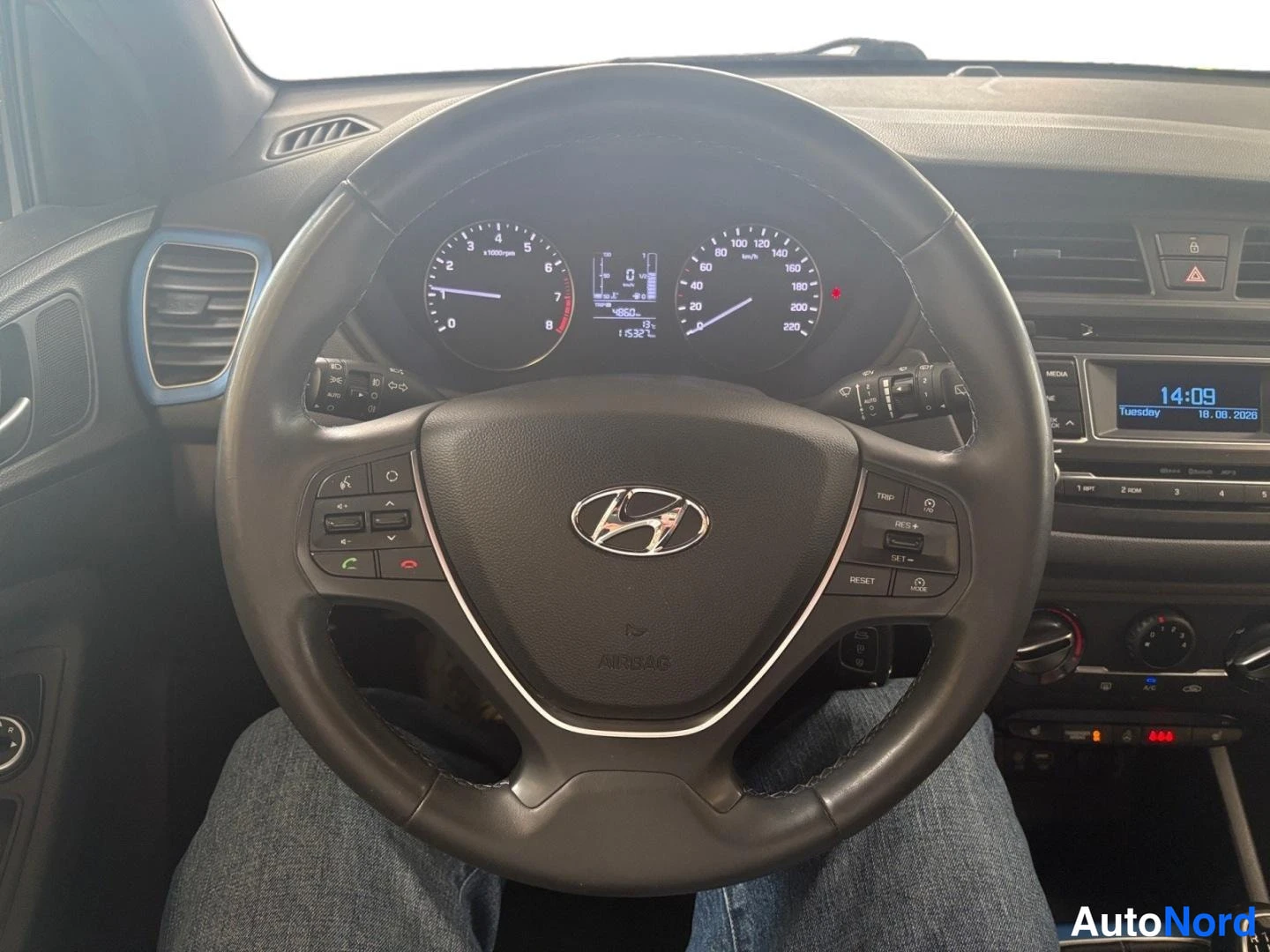 Punainen Hyundai i20 2016, yksityiskohta, kuva 12