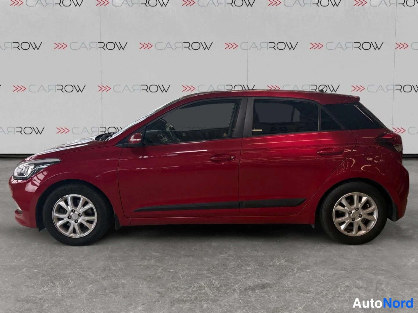 Punainen Hyundai i20 2016, sivulta, kuva 5