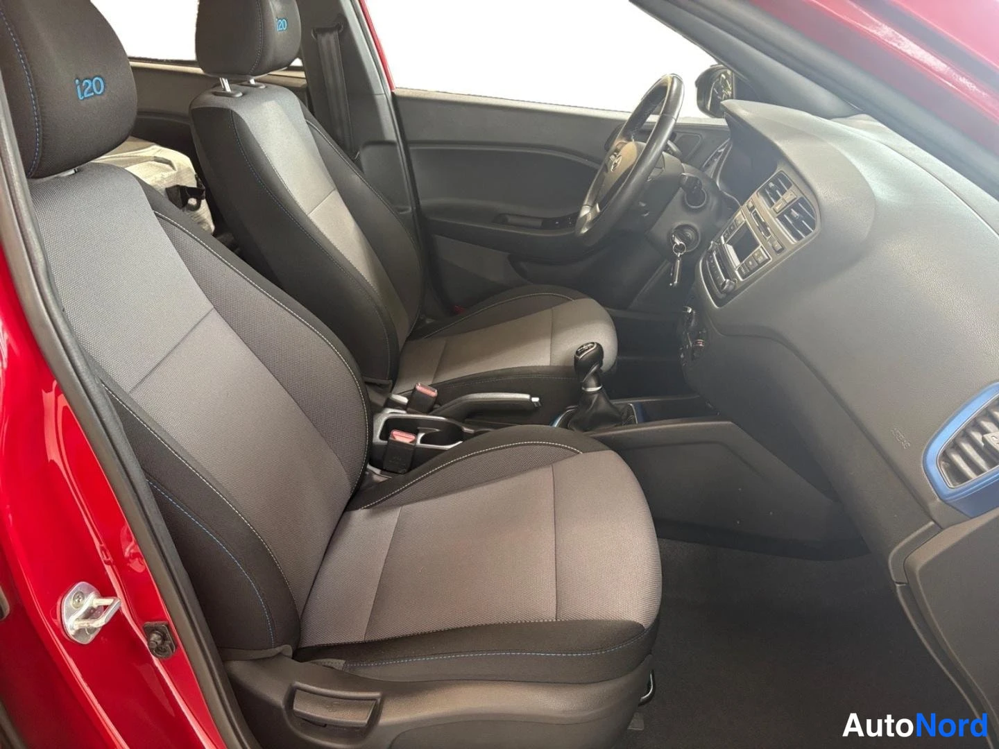 Punainen Hyundai i20 2016, etuistuimet, kuva 9