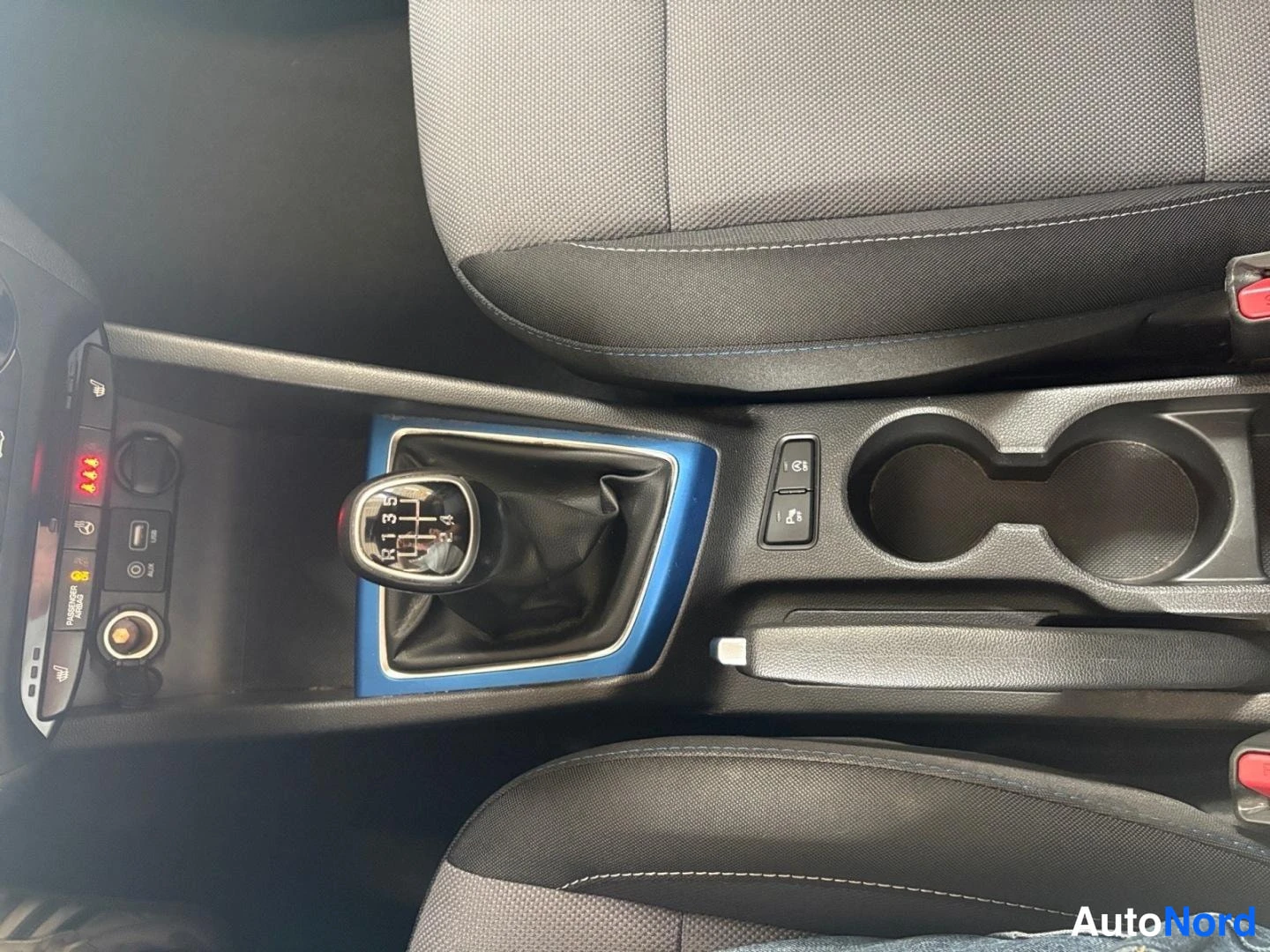 Punainen Hyundai i20 2016, yksityiskohta, kuva 10