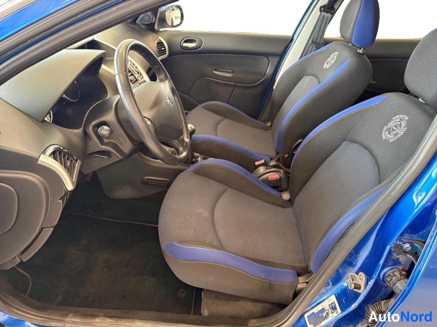 Sininen Peugeot 206+ 2012, ohjaamo, kuva 9