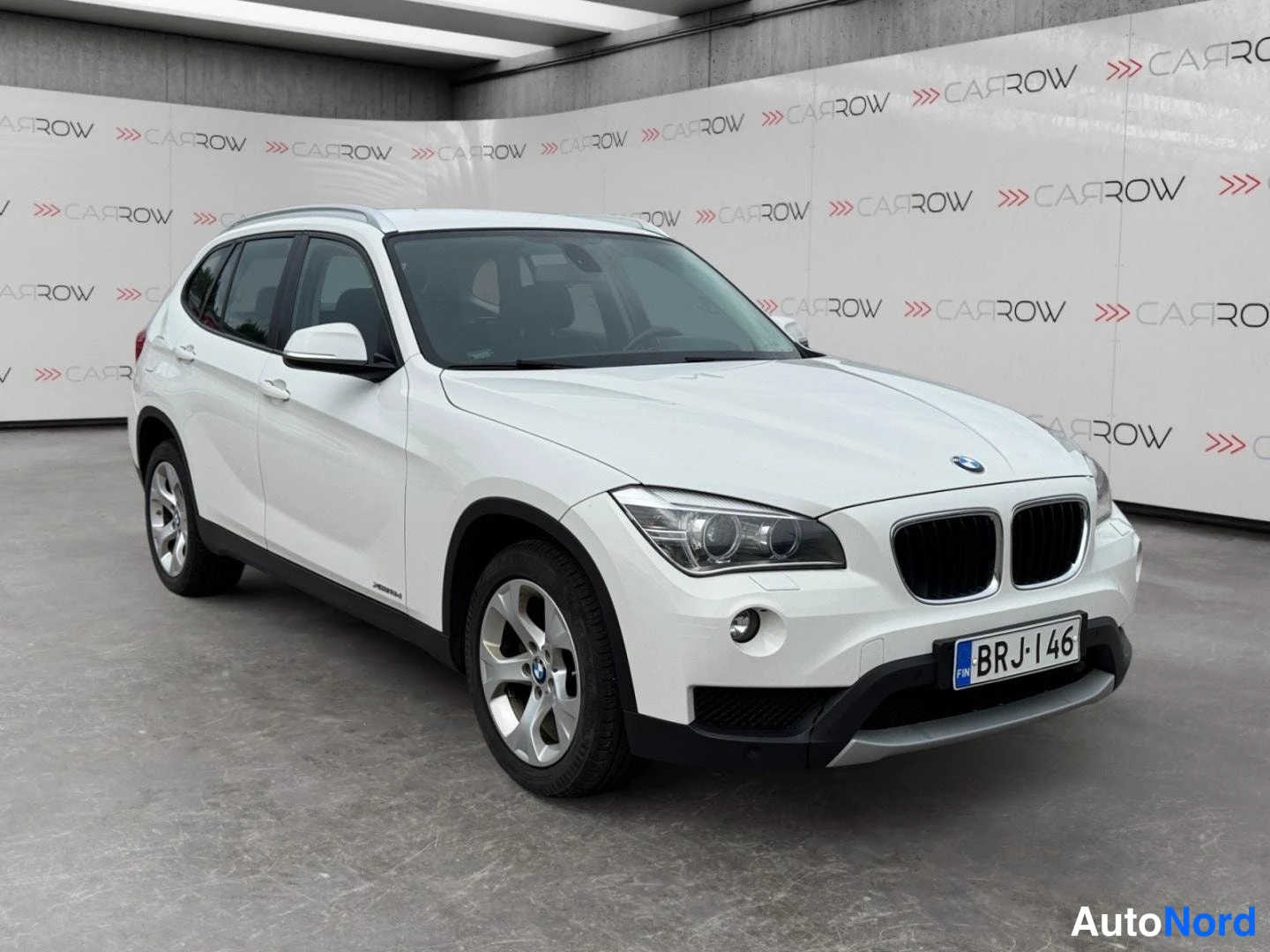 Valkoinen BMW X1 xDrive18d 2014, etuviisto, keula oikealle, kuva 3