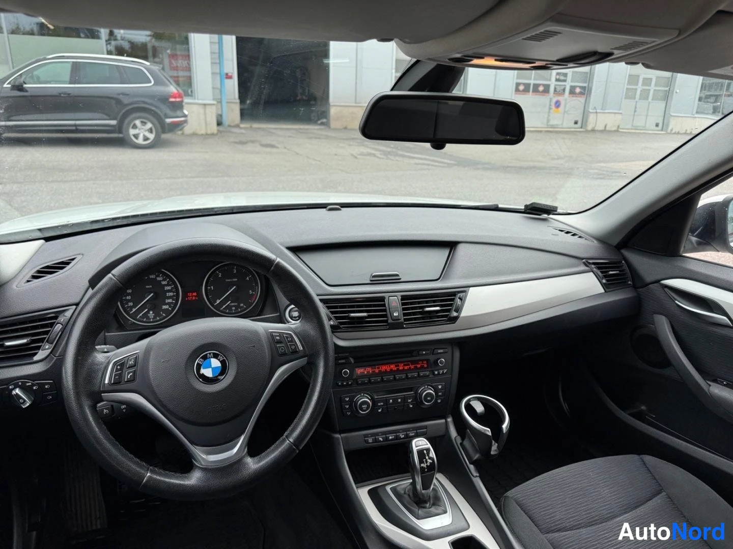 Valkoinen BMW X1 xDrive18d 2014, ohjaamo, kuva 10