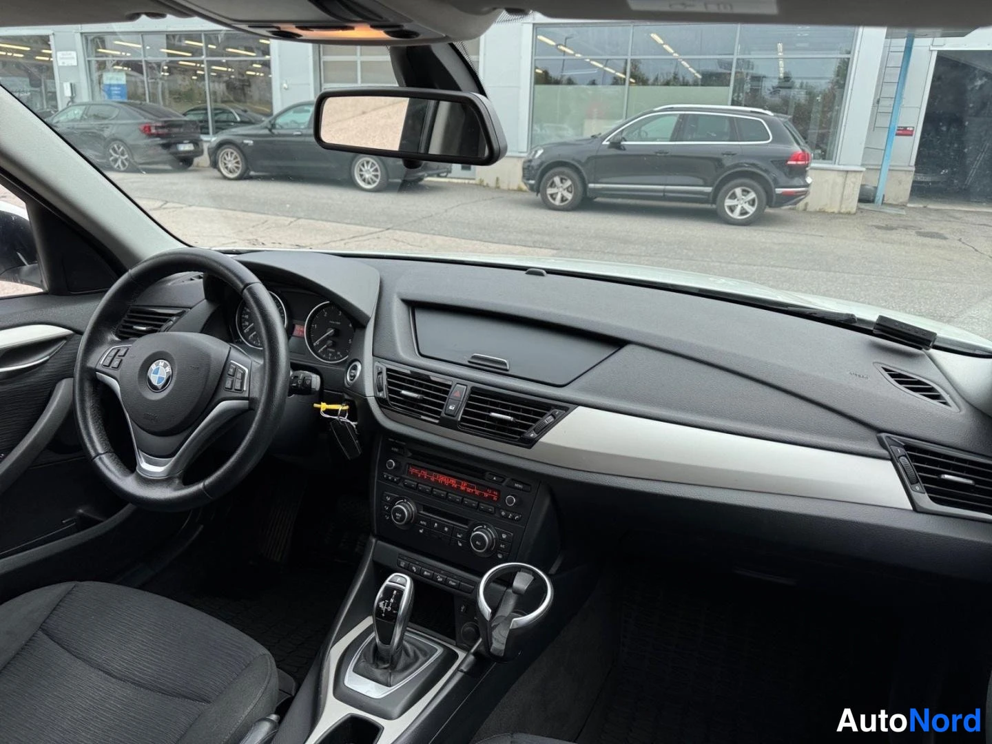 Valkoinen BMW X1 xDrive18d 2014, ohjaamo, kuva 11