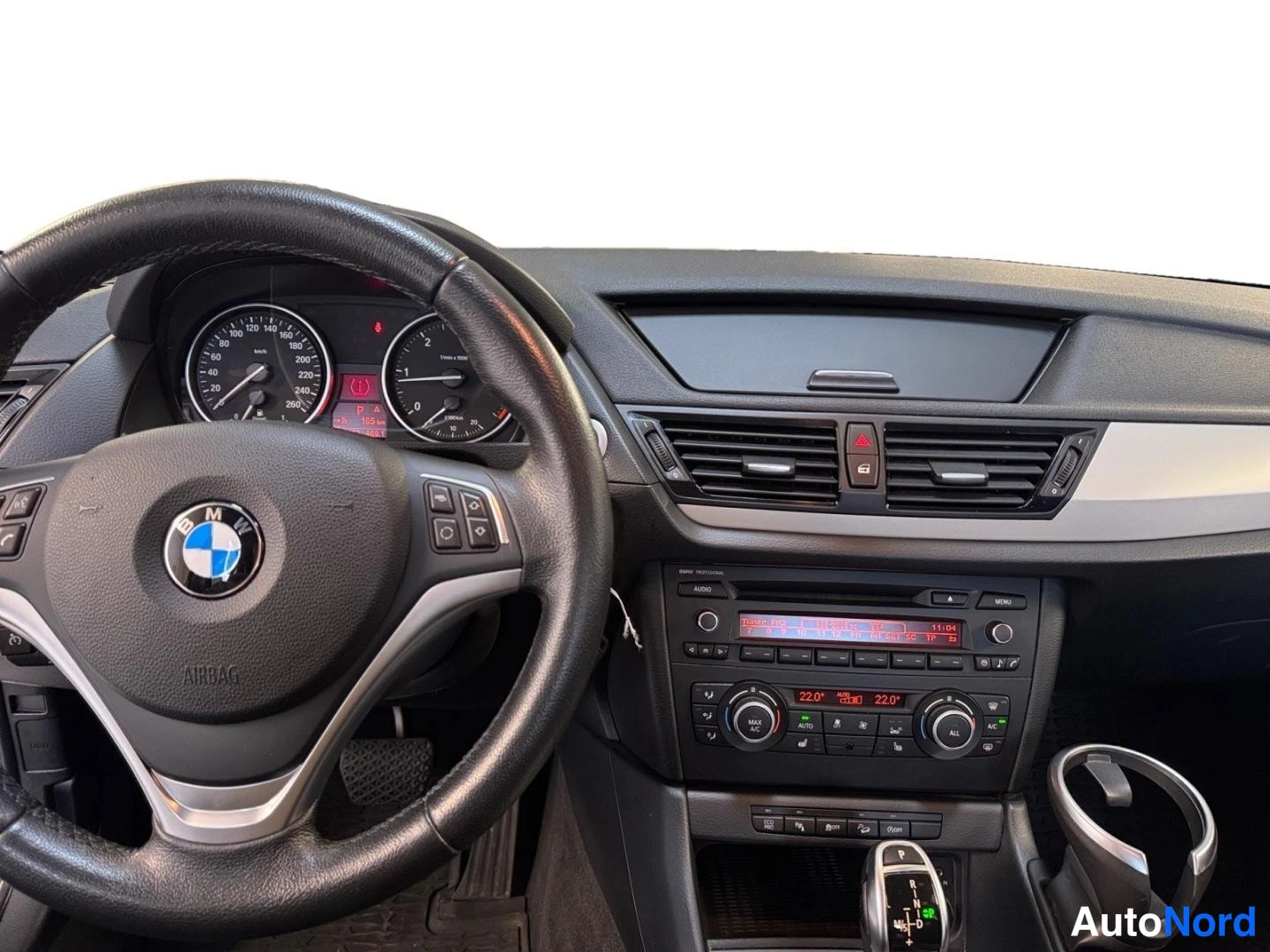Valkoinen BMW X1 xDrive18d 2014, ohjaamo, kuva 12