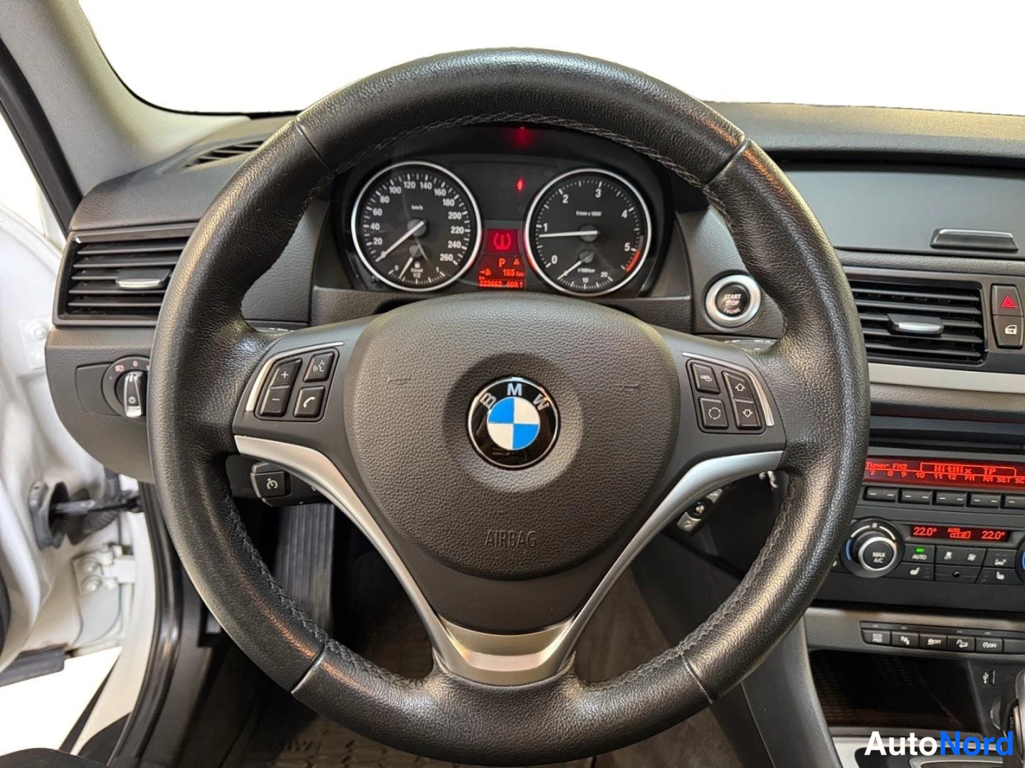 Valkoinen BMW X1 xDrive18d 2014, ohjaamo, kuva 13