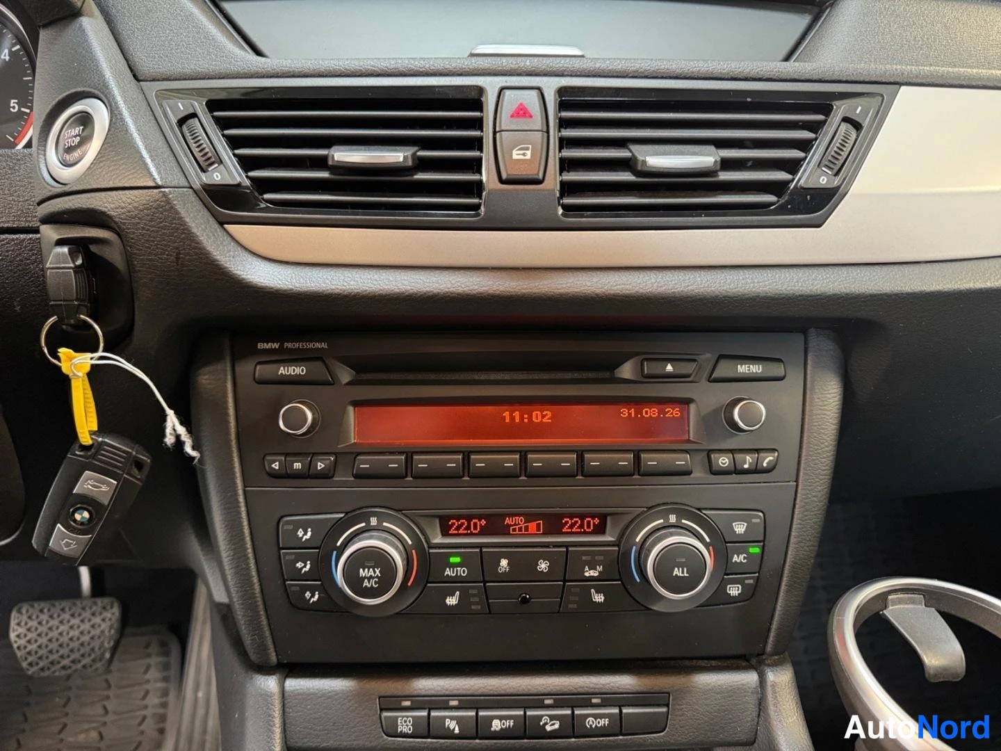 Valkoinen BMW X1 xDrive18d 2014, yksityiskohta, kuva 15