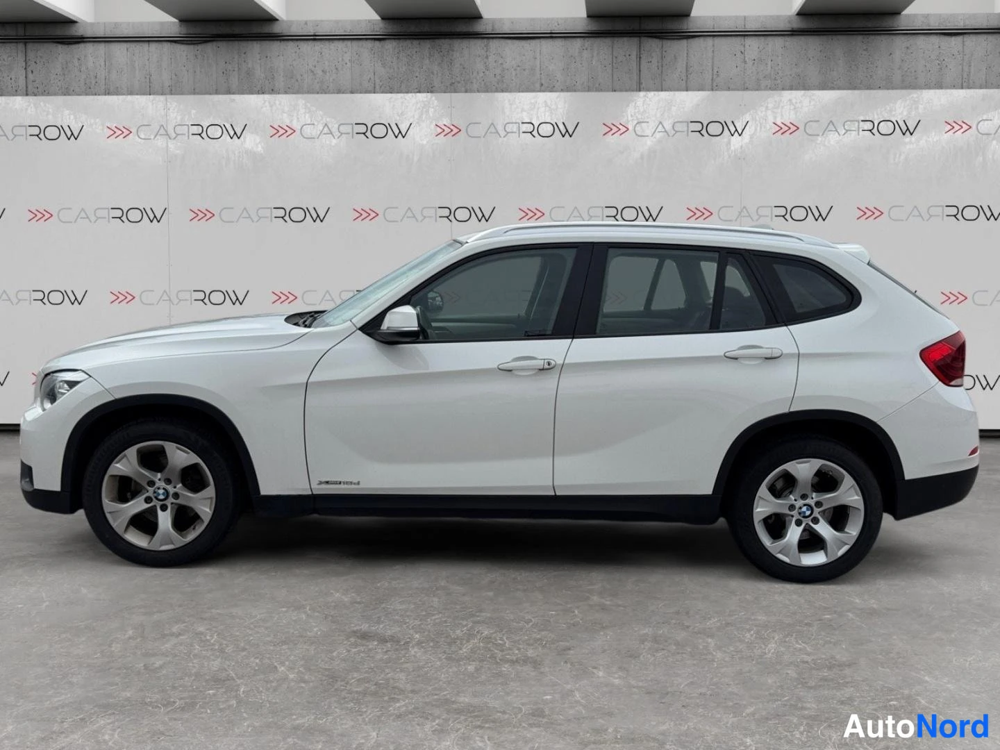 Valkoinen BMW X1 xDrive18d 2014, etuviisto, keula vasemmalle, kuva 2