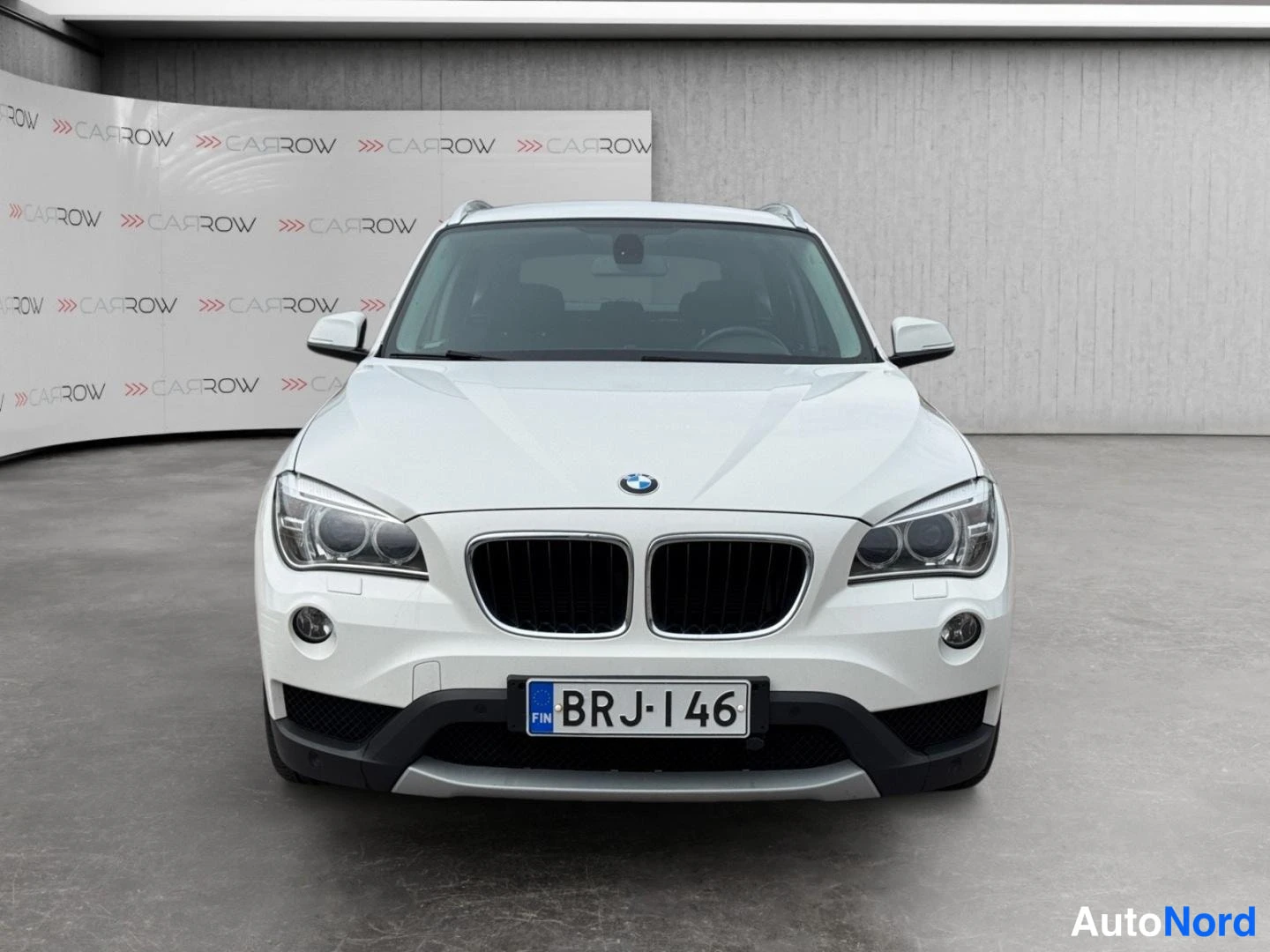 Valkoinen BMW X1 xDrive18d 2014, edestä, kuva 4