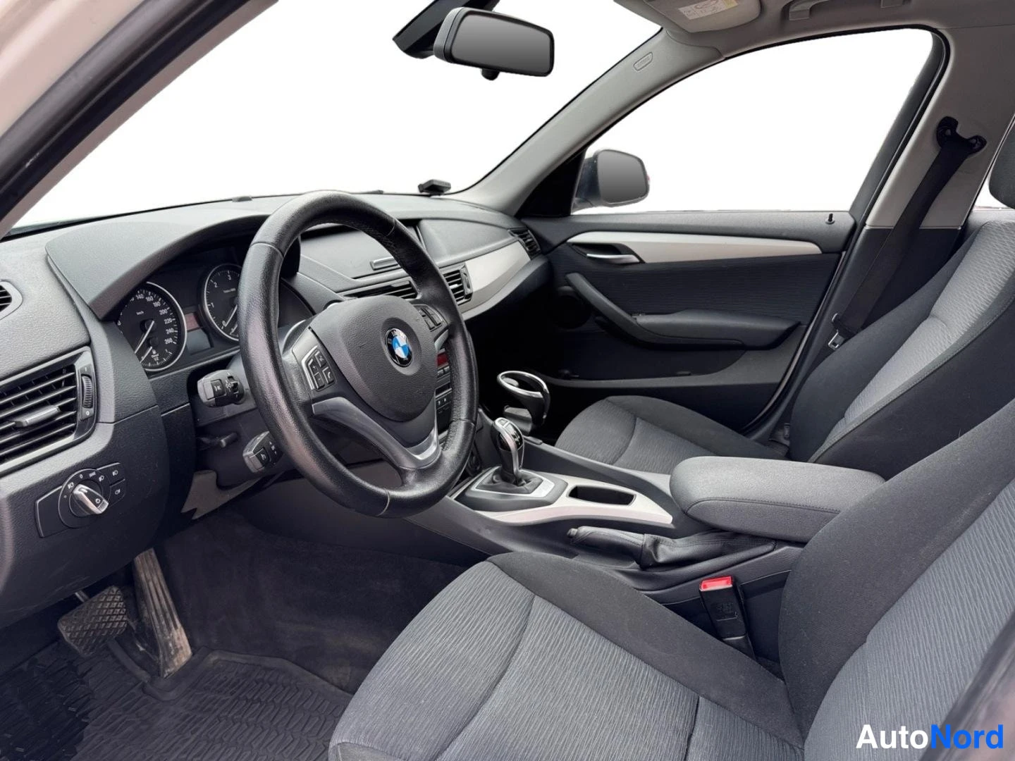 Valkoinen BMW X1 xDrive18d 2014, ohjaamo, kuva 9