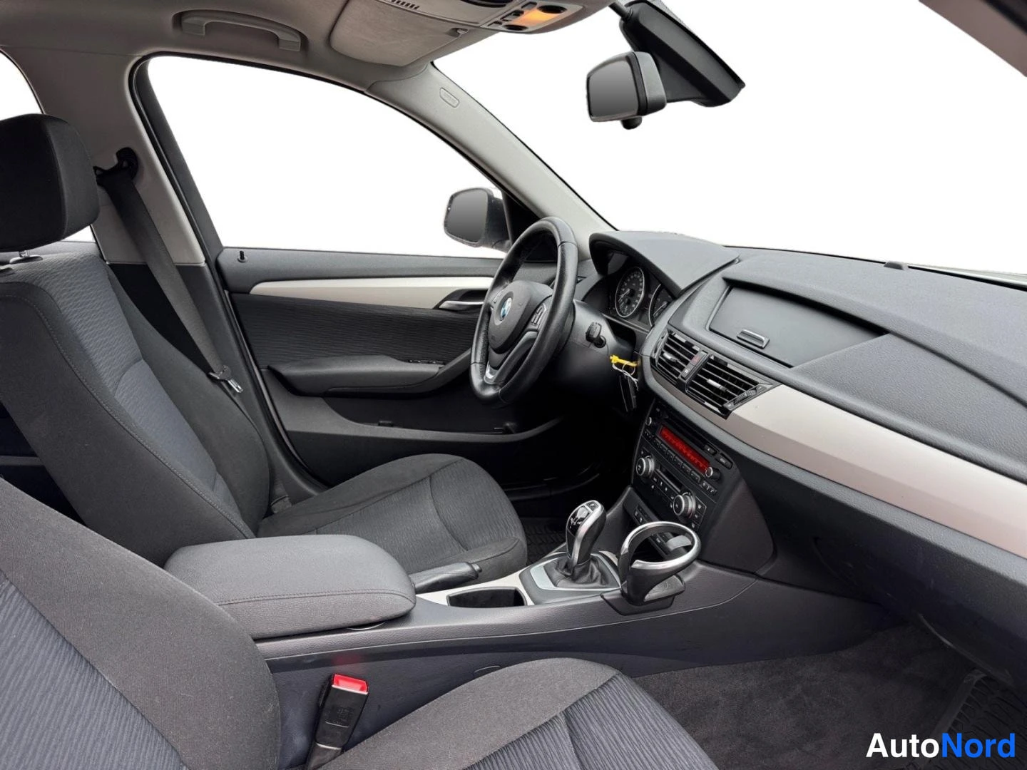 Valkoinen BMW X1 xDrive18d 2014, etuistuimet, kuva 14
