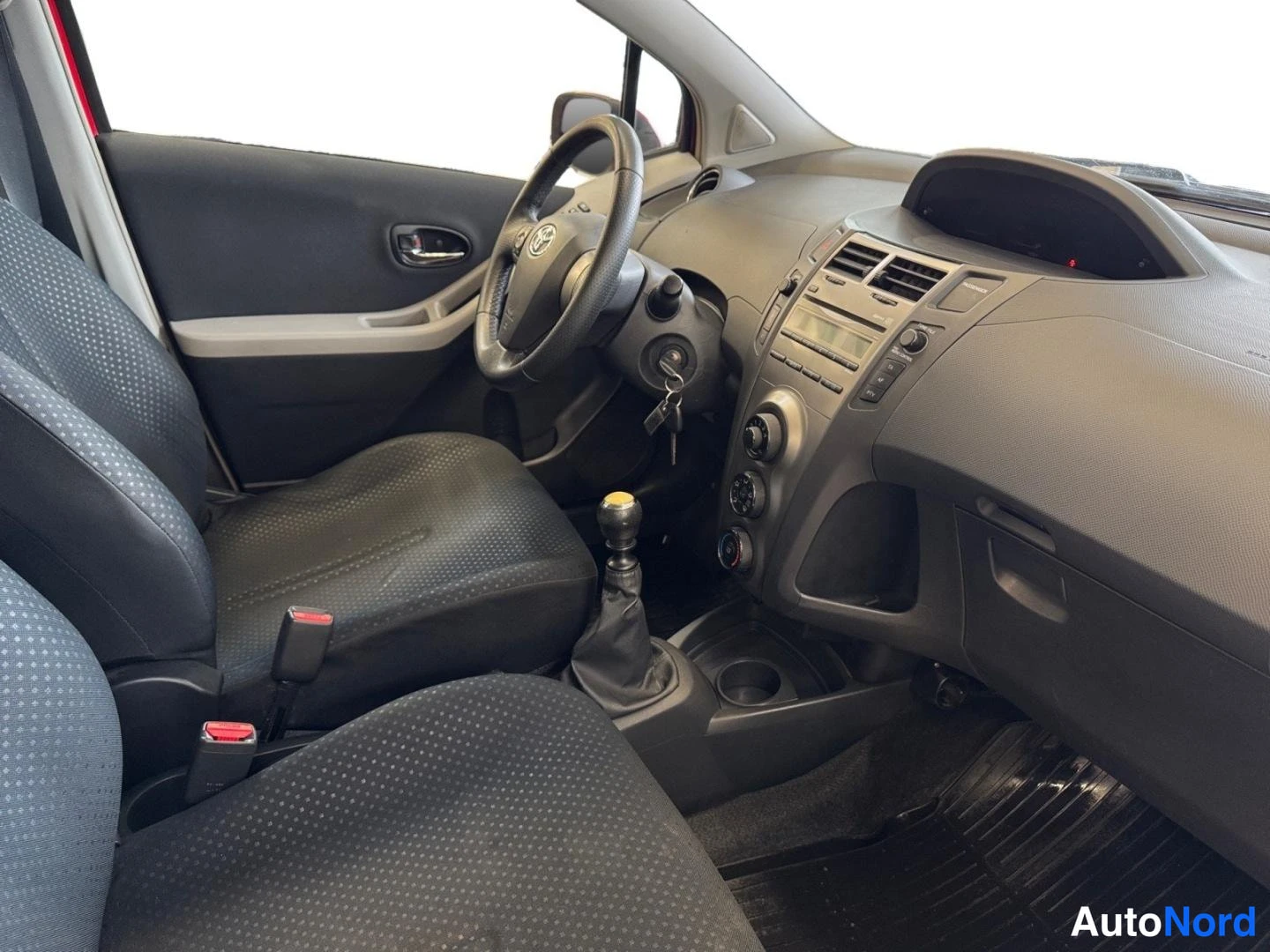 Punainen Toyota Yaris 2011, ohjaamo, kuva 11