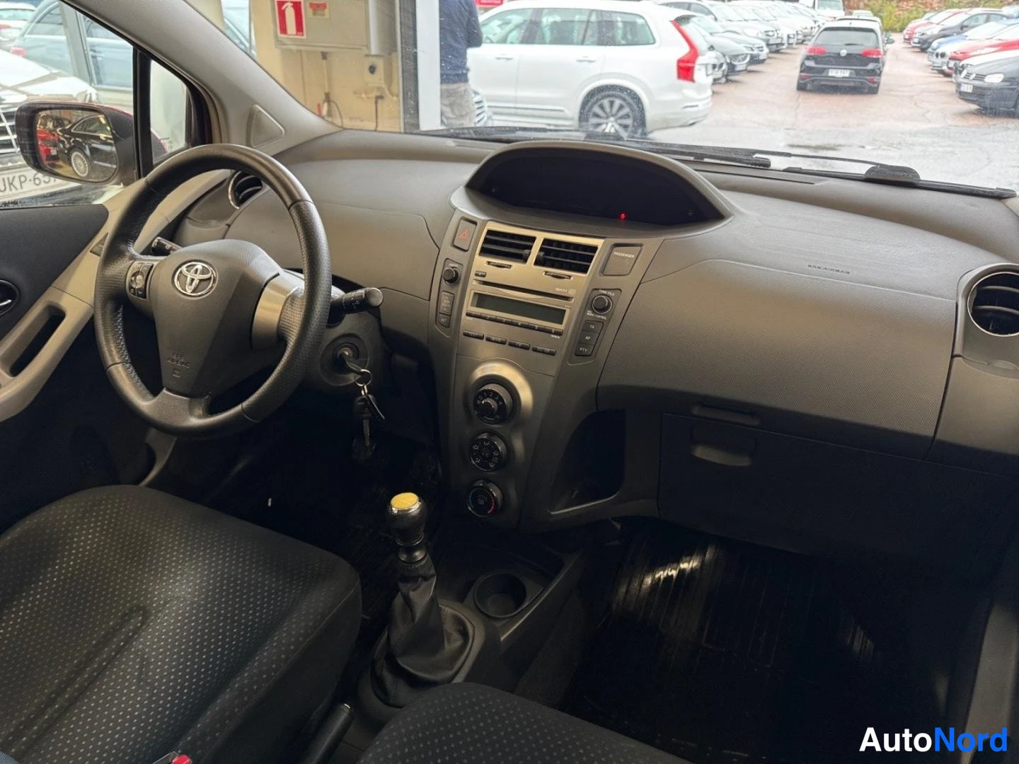 Punainen Toyota Yaris 2011, ohjaamo, kuva 13