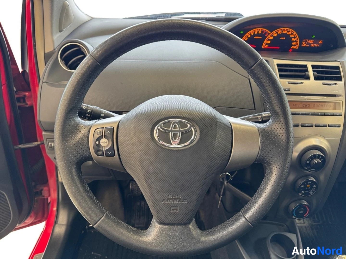 Punainen Toyota Yaris 2011, ohjaamo, kuva 12