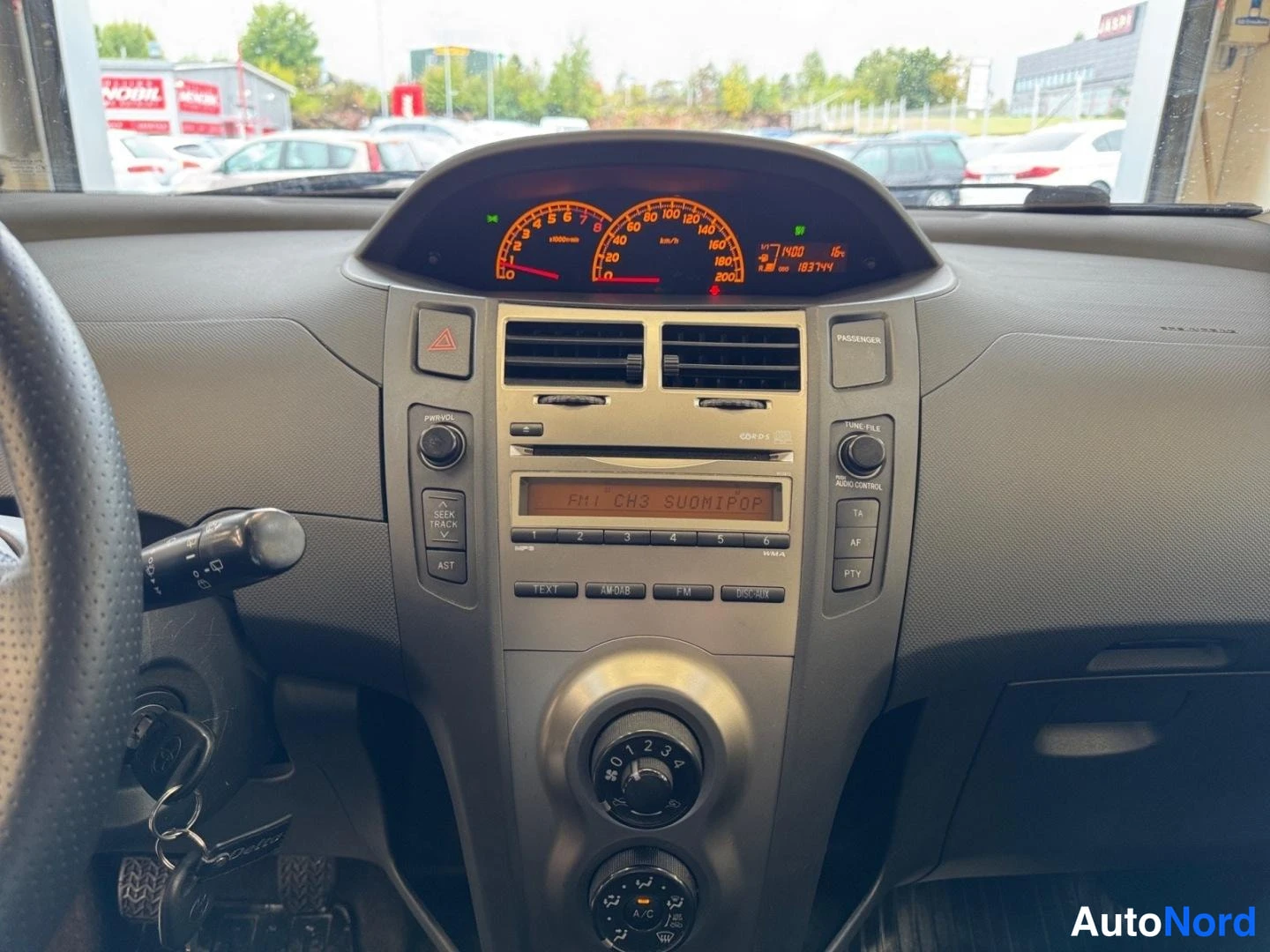 Punainen Toyota Yaris 2011, yksityiskohta, kuva 15