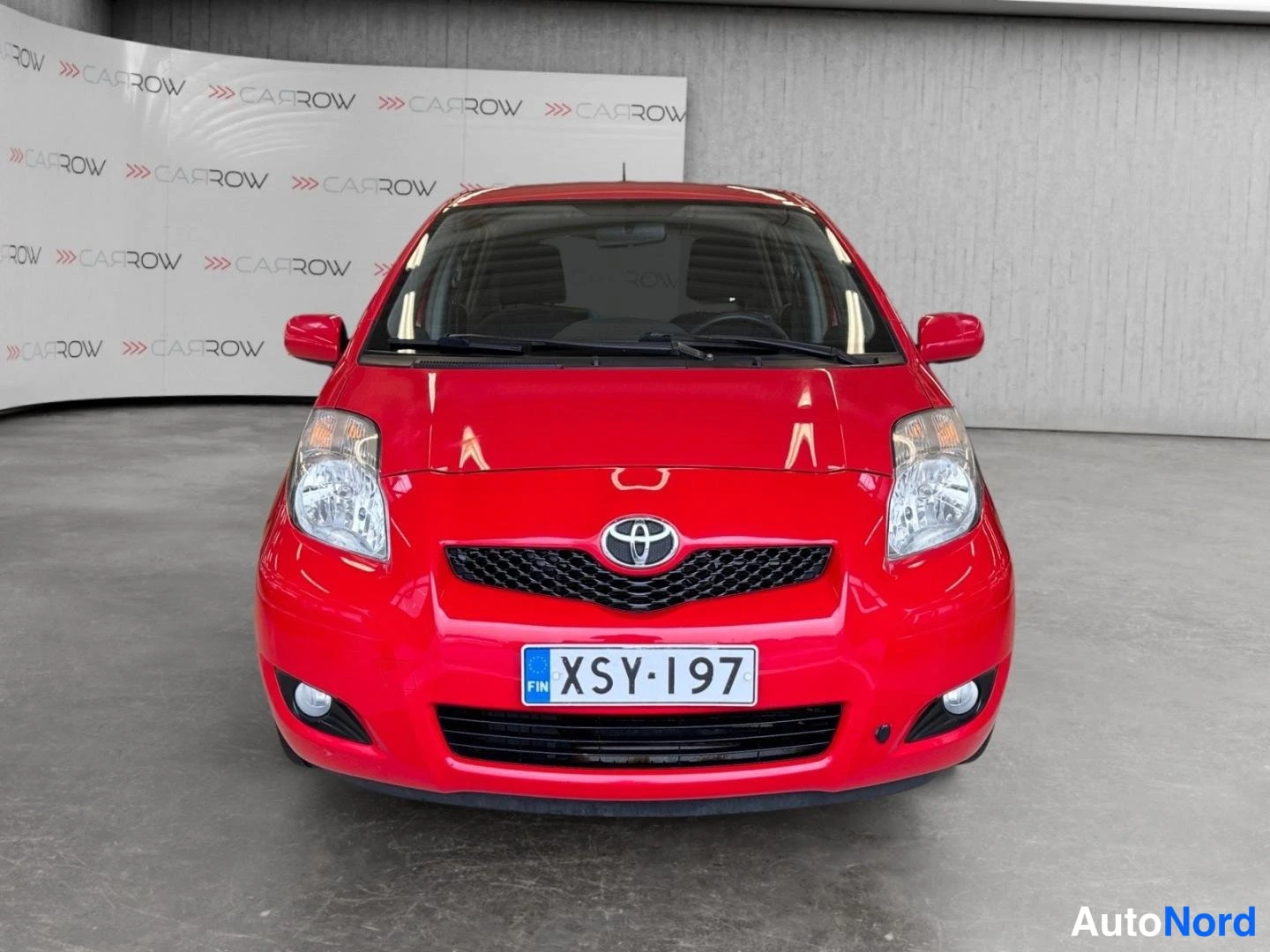 Punainen Toyota Yaris 2011, edestä, kuva 3