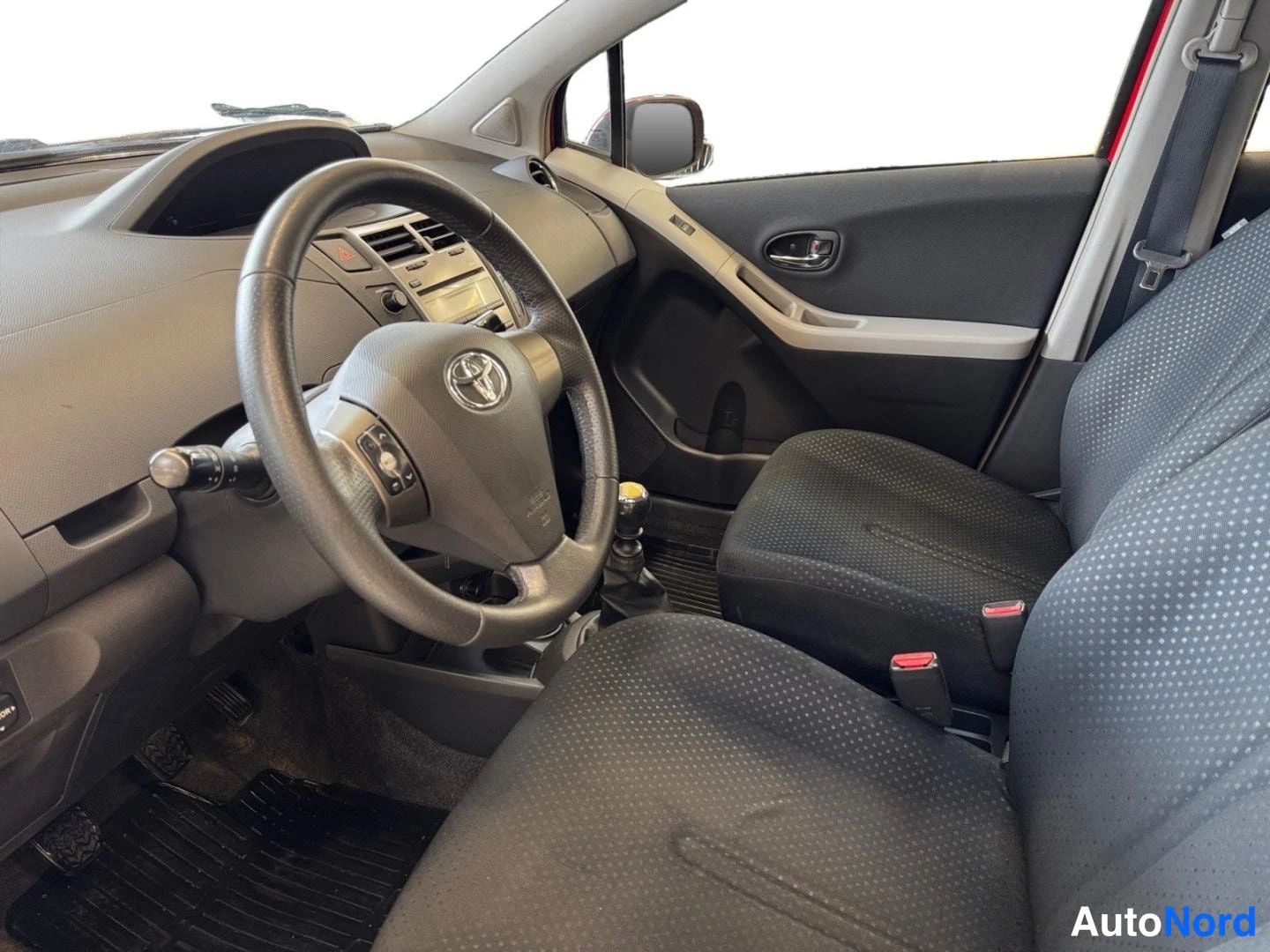 Punainen Toyota Yaris 2011, ohjaamo, kuva 9